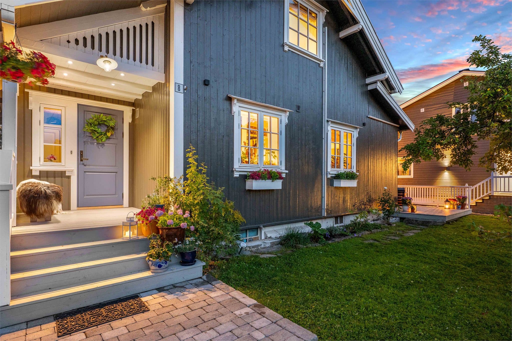 Boligen er opprinnelig fra ca. 1912, med tilbygg ved inngangsparti fra 2020. Det er lagringsplass over inngangsparti.