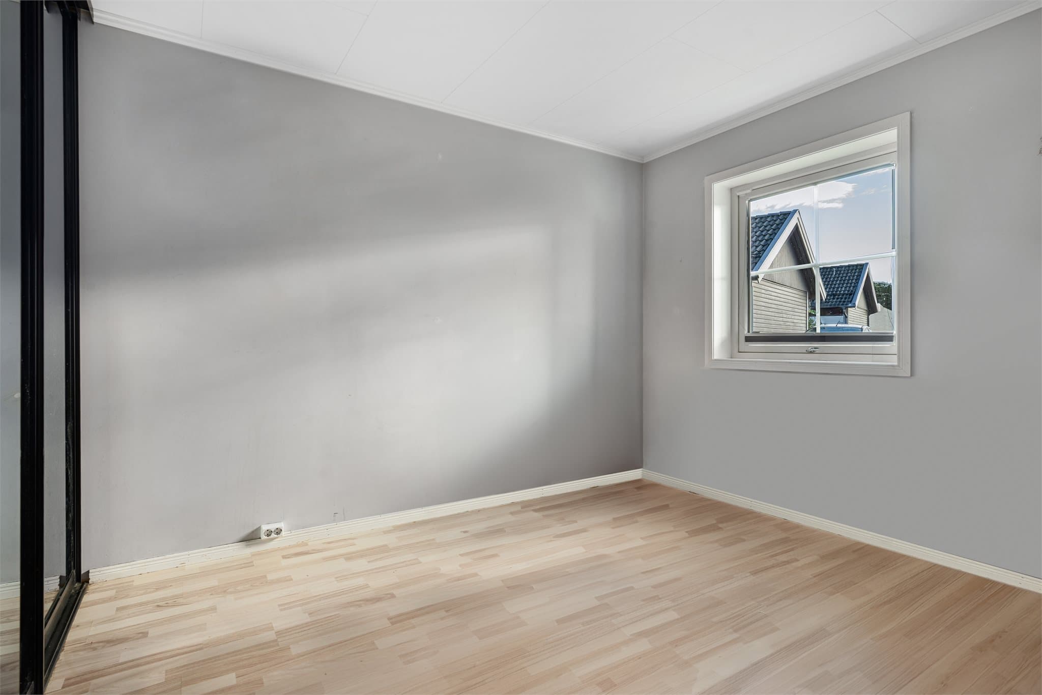 Hovedsoverom med skyvedørsgarderobe med moderne sorte detaljer som tilfører et stilrent og tidsriktig uttrykk.