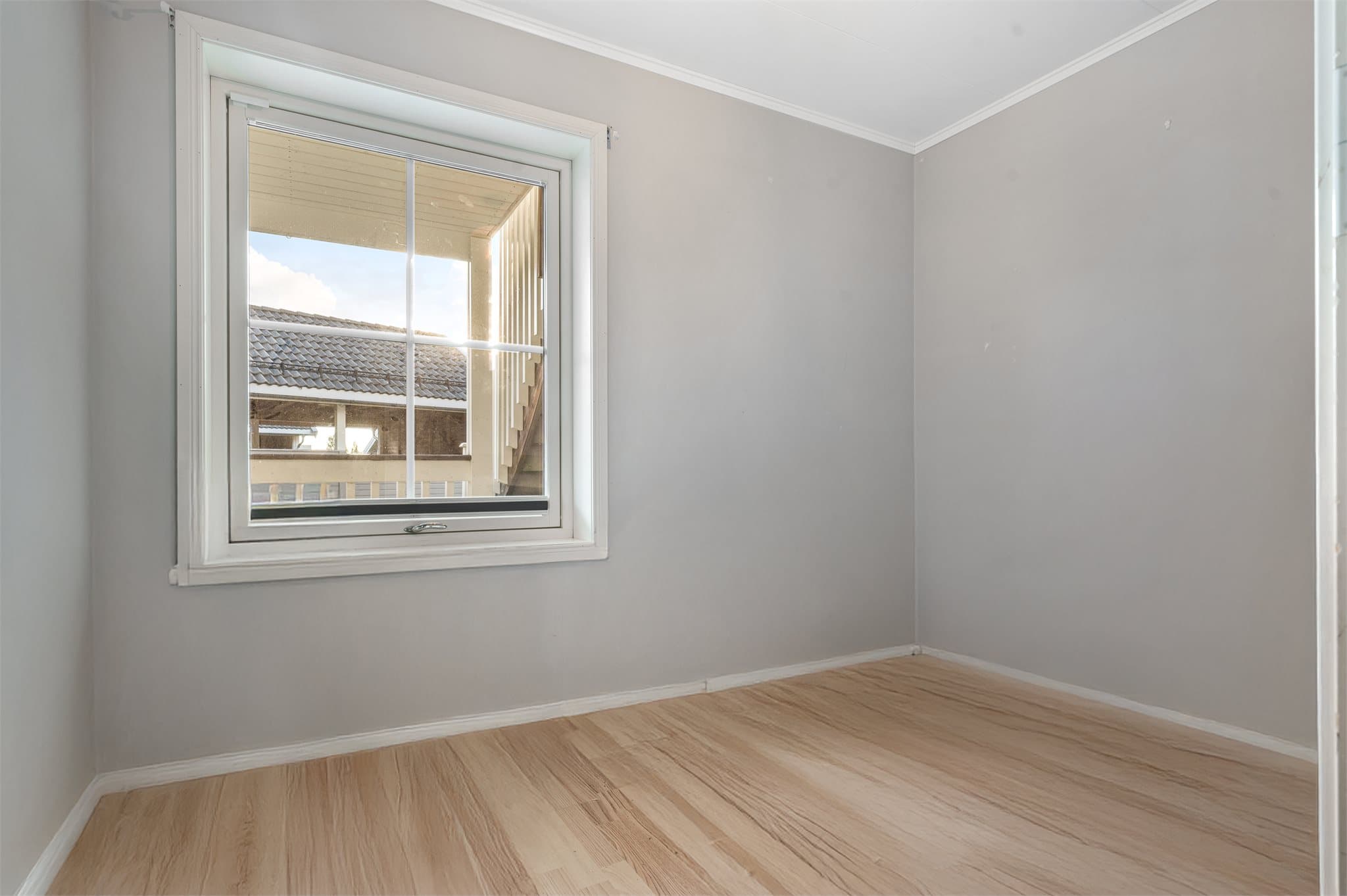 Soverom nr. 2 er et fleksibelt og innbydende rom som enkelt kan tilpasses ulike behov. Det er montert skyvedørsgarderobe på begge soverom.