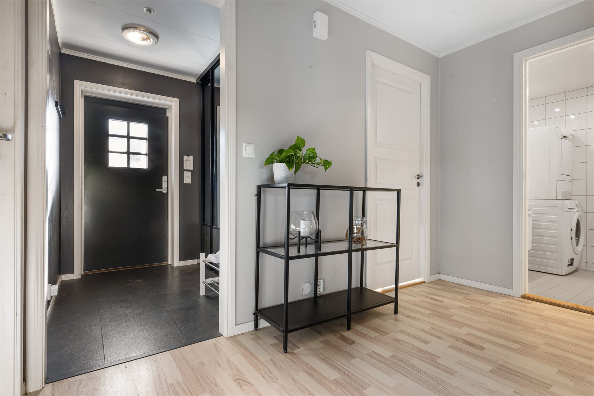 Velkommen inn! Leiligheten er nylig malt i den populære og tidløse fargen Bomull, som gir et lyst, harmonisk og innbydende uttrykk. Den nøytrale tonen danner et perfekt bakteppe for ulike interiørstiler. Bildene vil derfor avvike fra nåværende farge.