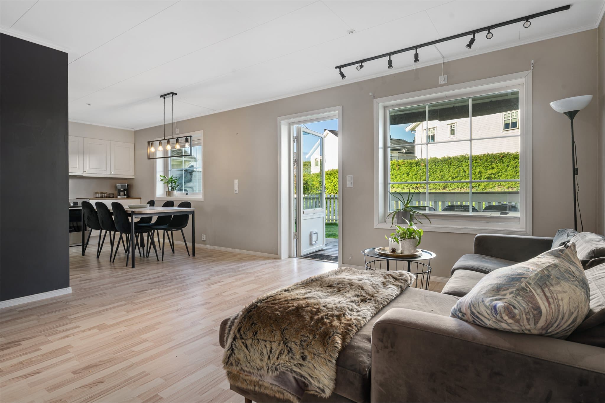 Fra stuen er det direkte utgang til en solrik markterrasse, som forlenger oppholdsarealet og inviterer til avslapning og hyggelige stunder utendørs.