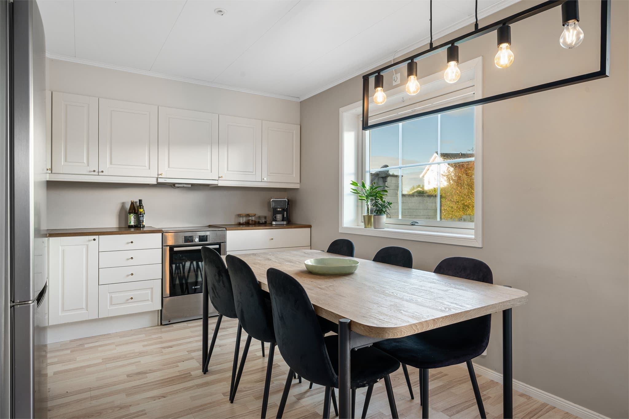 I naturlig forlengelse finner du en hyggelig spisestue som binder kjøkken og stue sammen i en åpen og sosial løsning – perfekt for både hverdagsmåltider og gode sammenkomster.