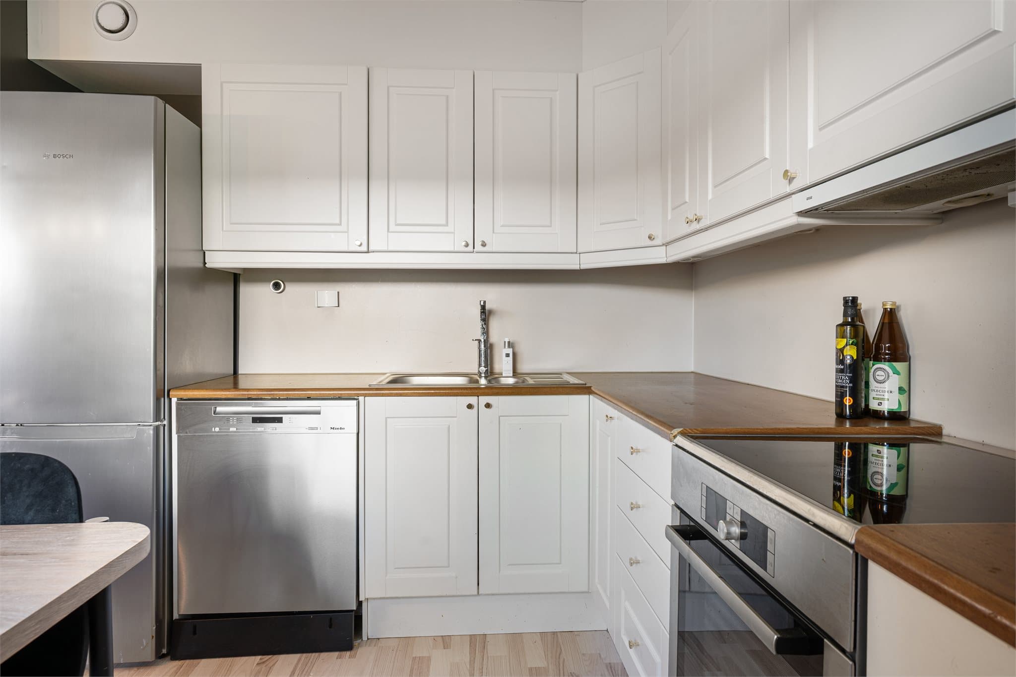 Her får du gode forberedelsessoner og effektiv utnyttelse av plassen, med naturlig flyt mellom arbeidsområdene. Laminat benkeplate gir slitesterke og lettstelte overflater.