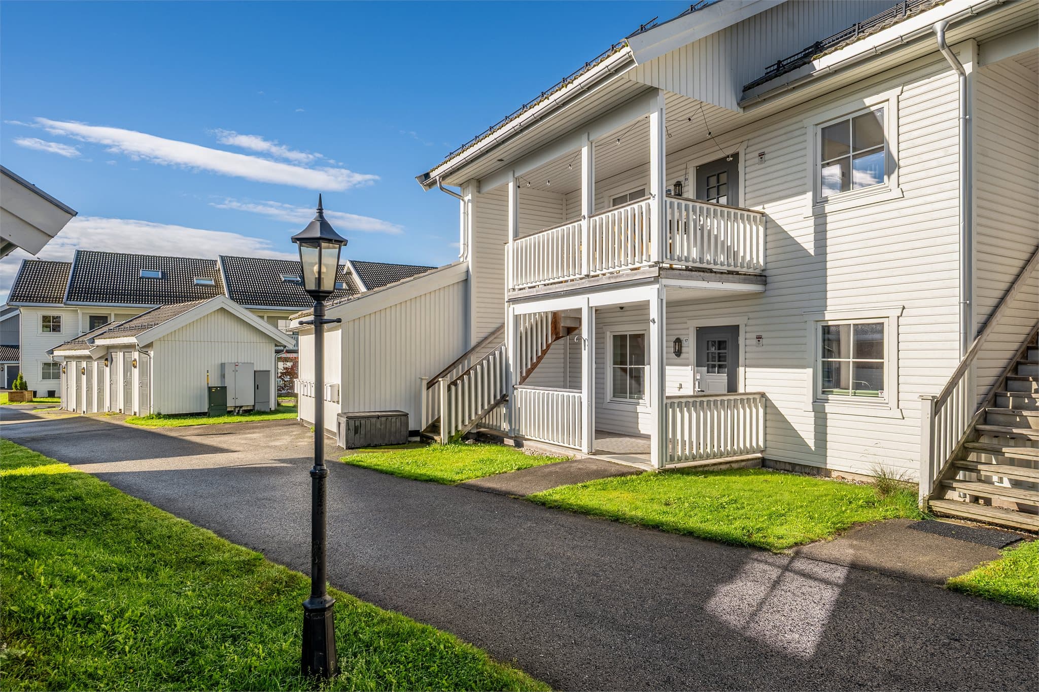 Velholdt fasade og innbydende inngangsparti med asfalterte internveier som gir et ryddig og oversiktlig bomiljø. Her har du enkel og praktisk adkomst til både carportrekke og bodrekke, som ligger beleilig til på enden av leiligheten.