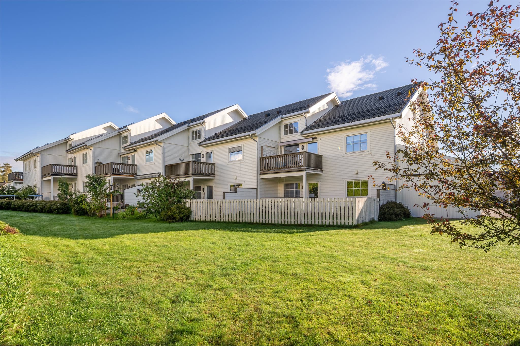 Emera Eiendomsmegling ved Solveig Granlund presenterer Borgenhagen 17 – en lys og attraktiv endeleilighet med rolig beliggenhet på Borgen i Ullensaker. Her bor du i et etablert område med kort vei til skole, barnehage og flotte turmuligheter utenfor døra!
