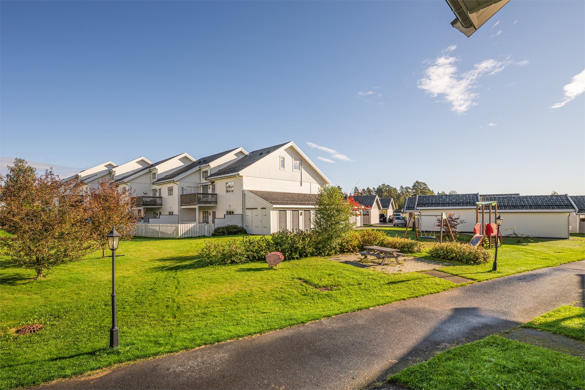 Sameiet har en pent opparbeidet og oversiktlig felles tomt som gir et trivelig og barnevennlig bomiljø. Her finner du flere lekeplasser som innbyr til aktivitet og sosialt samvær for de minste, samt grønne plenarealer som gir gode muligheter for lek.