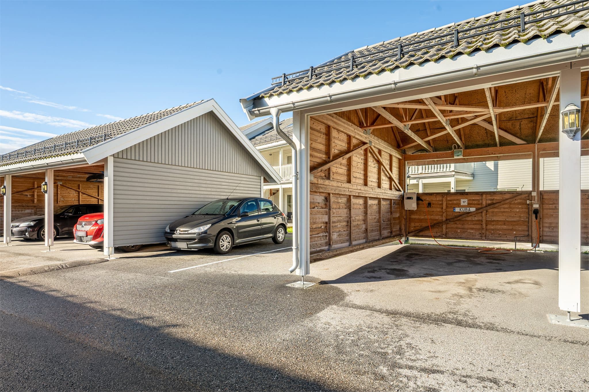 Parkering gjøres på fast plass i carport. Det er montert elbil-lader som er koblet til sameiets leverandør. Beboer betaler selv for forbruk og abonnement.
Øvrig parkering etter områdets bestemmelser.