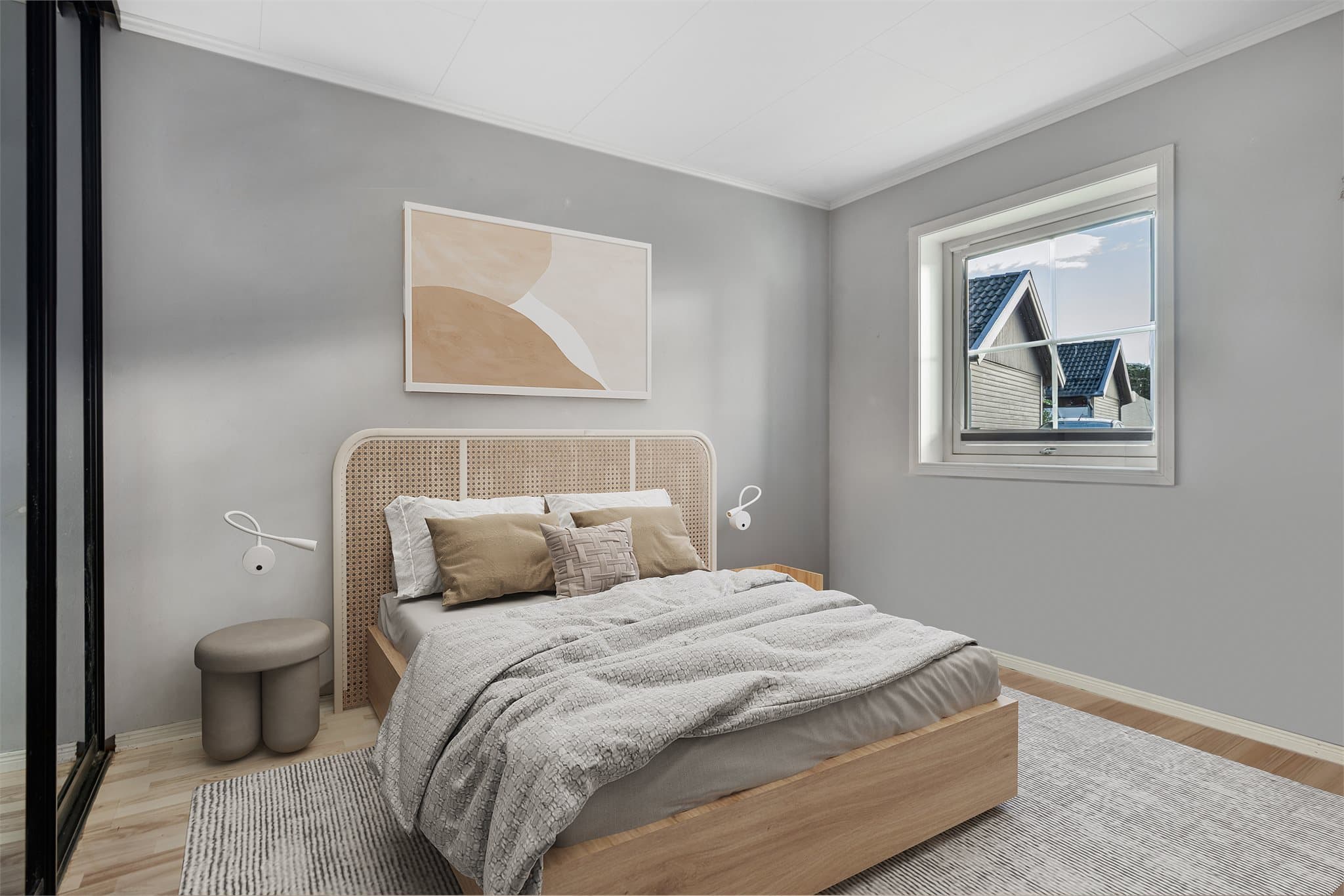 Romslig og innbydende hovedsoverom med god plass til dobbeltseng og tilhørende møblement. Praktisk skyvedørsgarderobe med speilfronter gir rikelig med oppbevaring, samtidig som det reflekterer lyset og skaper en luftig romfølelse. (Digitalt møblert bilde)