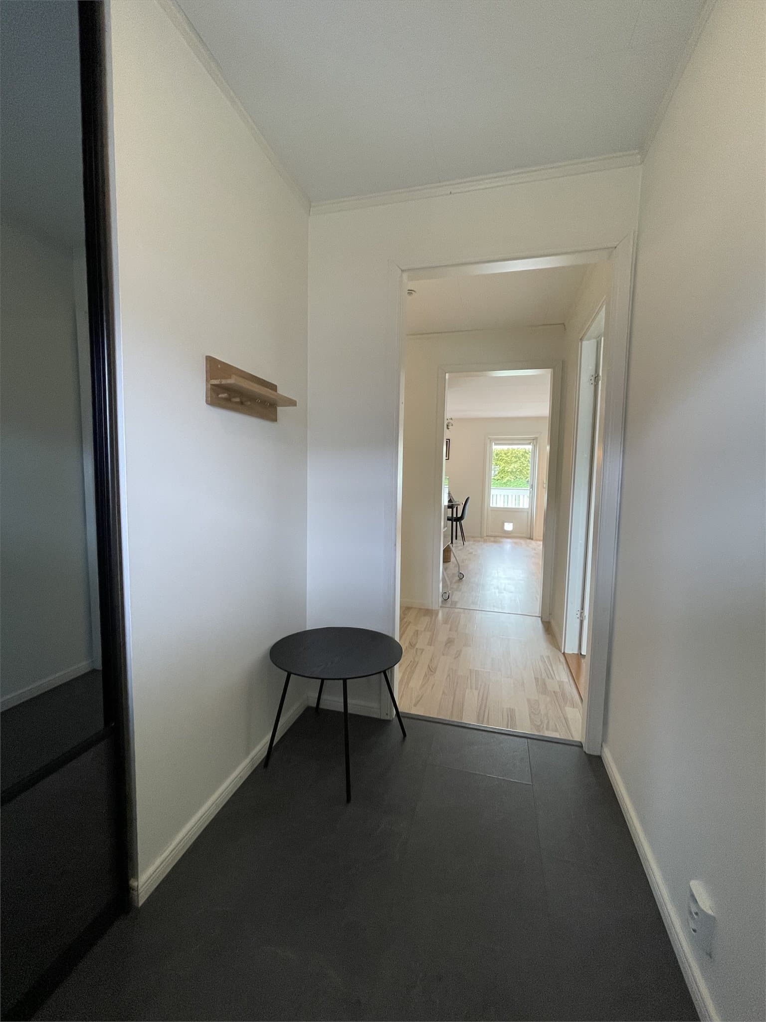 Entréen gir et stilfullt førsteinntrykk, men er nå lysmalt som gir en tidløs og moderne atmosfære. Her er det god plass til oppbevaring i praktisk skyvedørsgarderobe med speilfronter, som både er funksjonell og romslig.