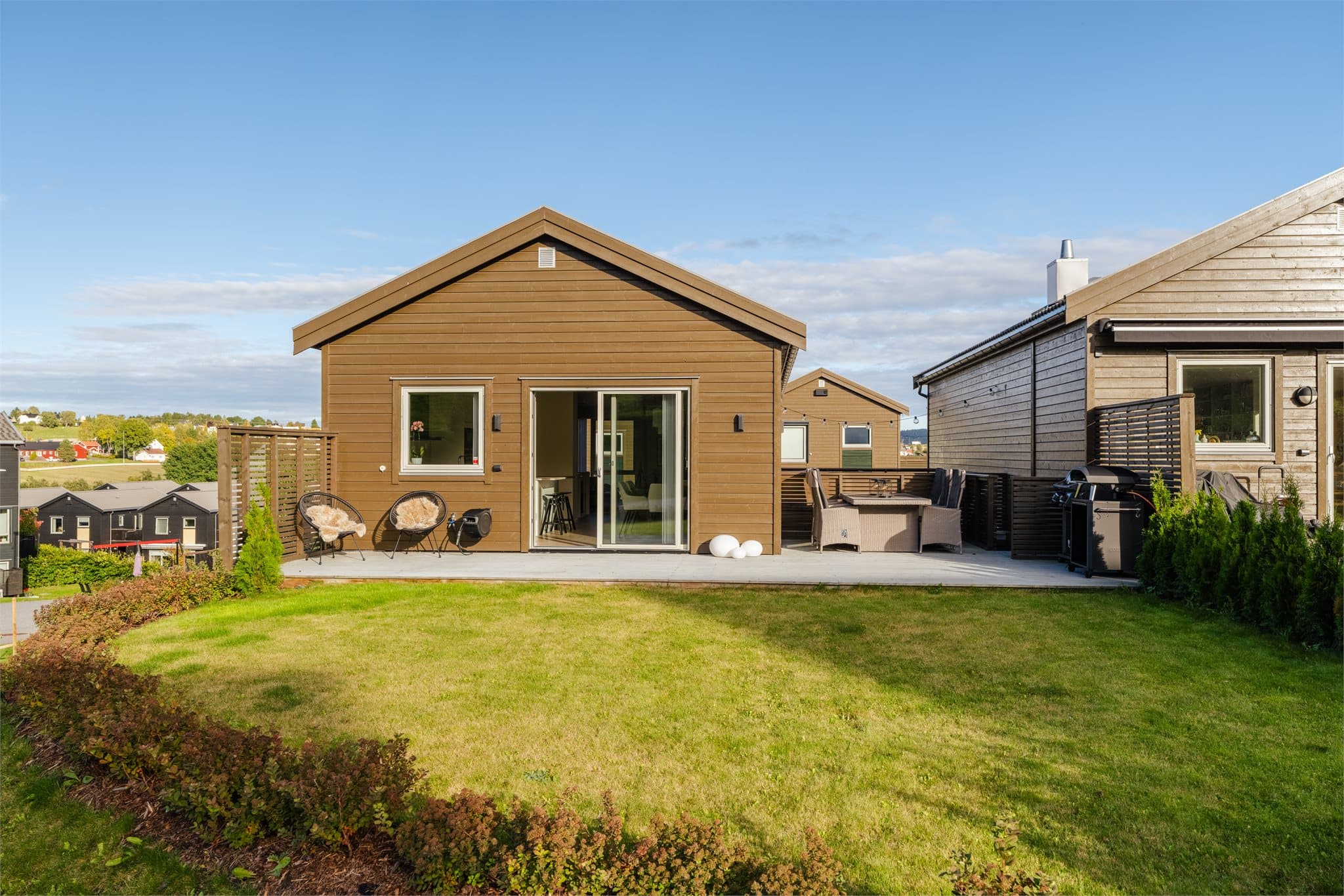 Lekker og familievennlig enebolig i kjede fra 2019 over to plan med integrert carport og svært fine uteplasser.