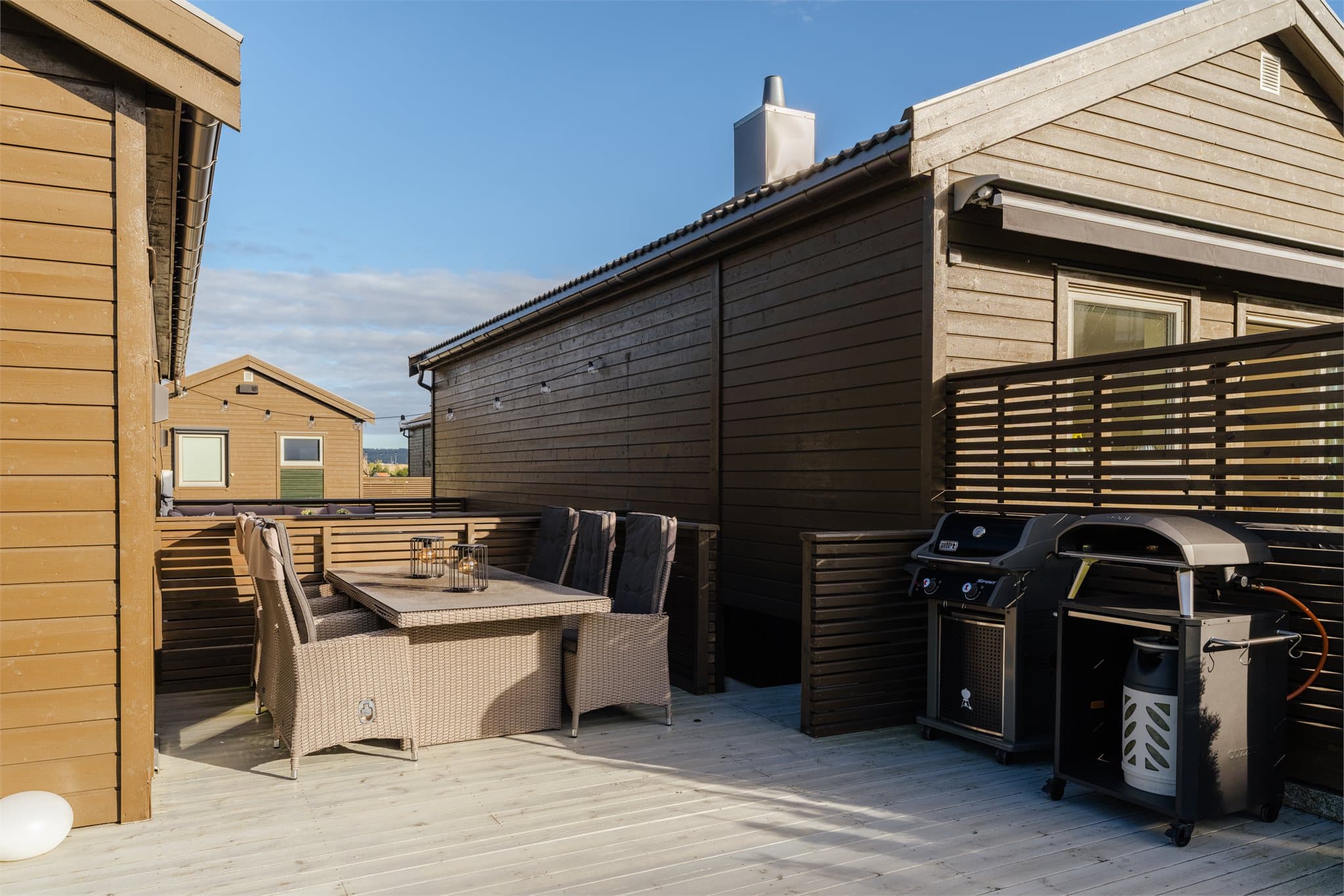 Uteområdet har god plass til både sittegruppe og grill.
