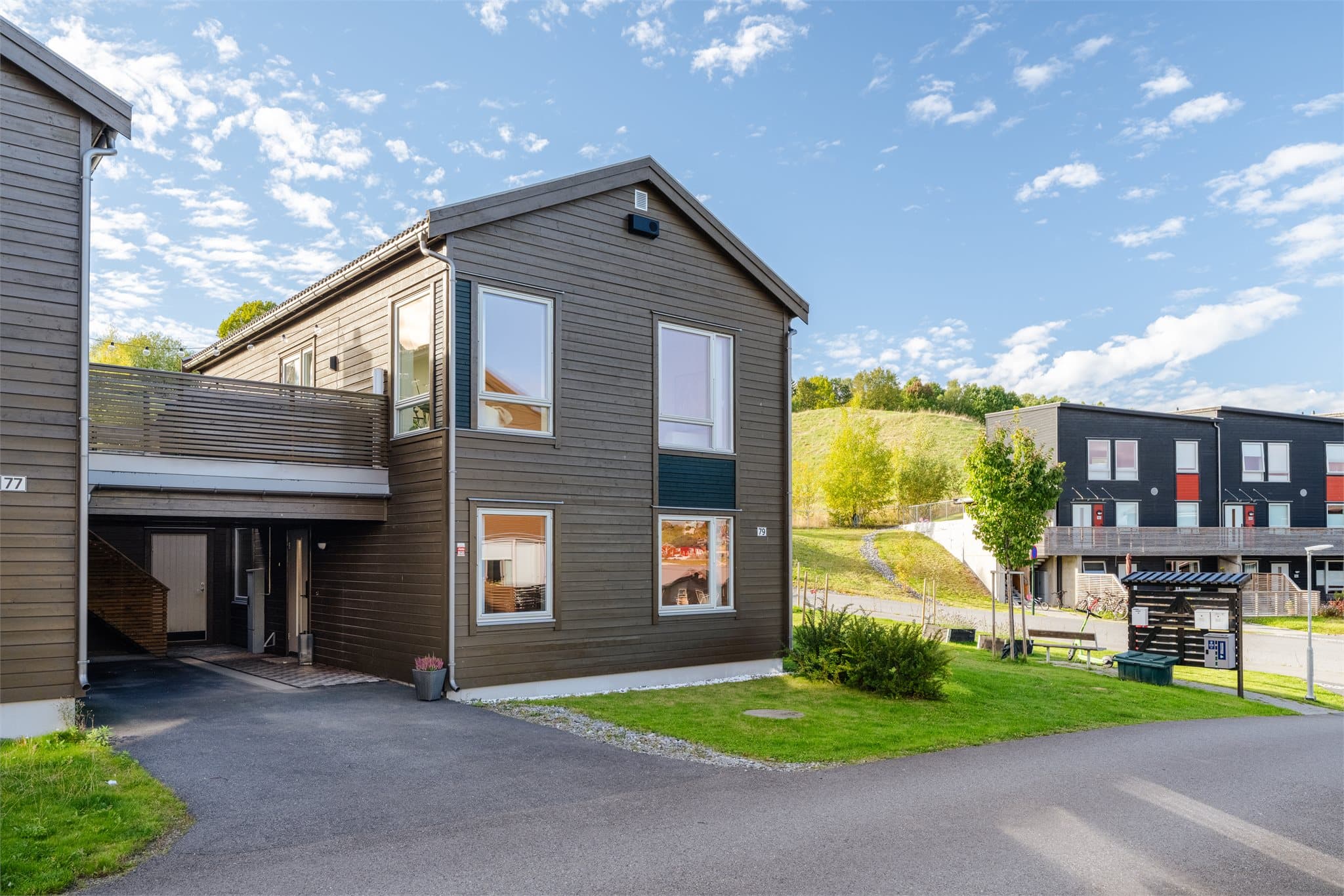 Milad Alexander Sabori v. Emera Eiendomsmegling ønsker velkommen til Trygve Haavelmos vei 79! Foto: Paul-Dan Dragoman