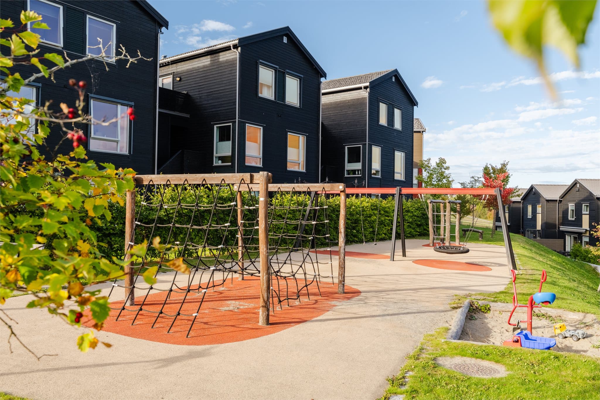 Boligen har en attraktiv beliggenhet på Kjeller, med kort vei til både daglige servicetilbud, skoler, barnehager, OsloMet og kollektivtransport.