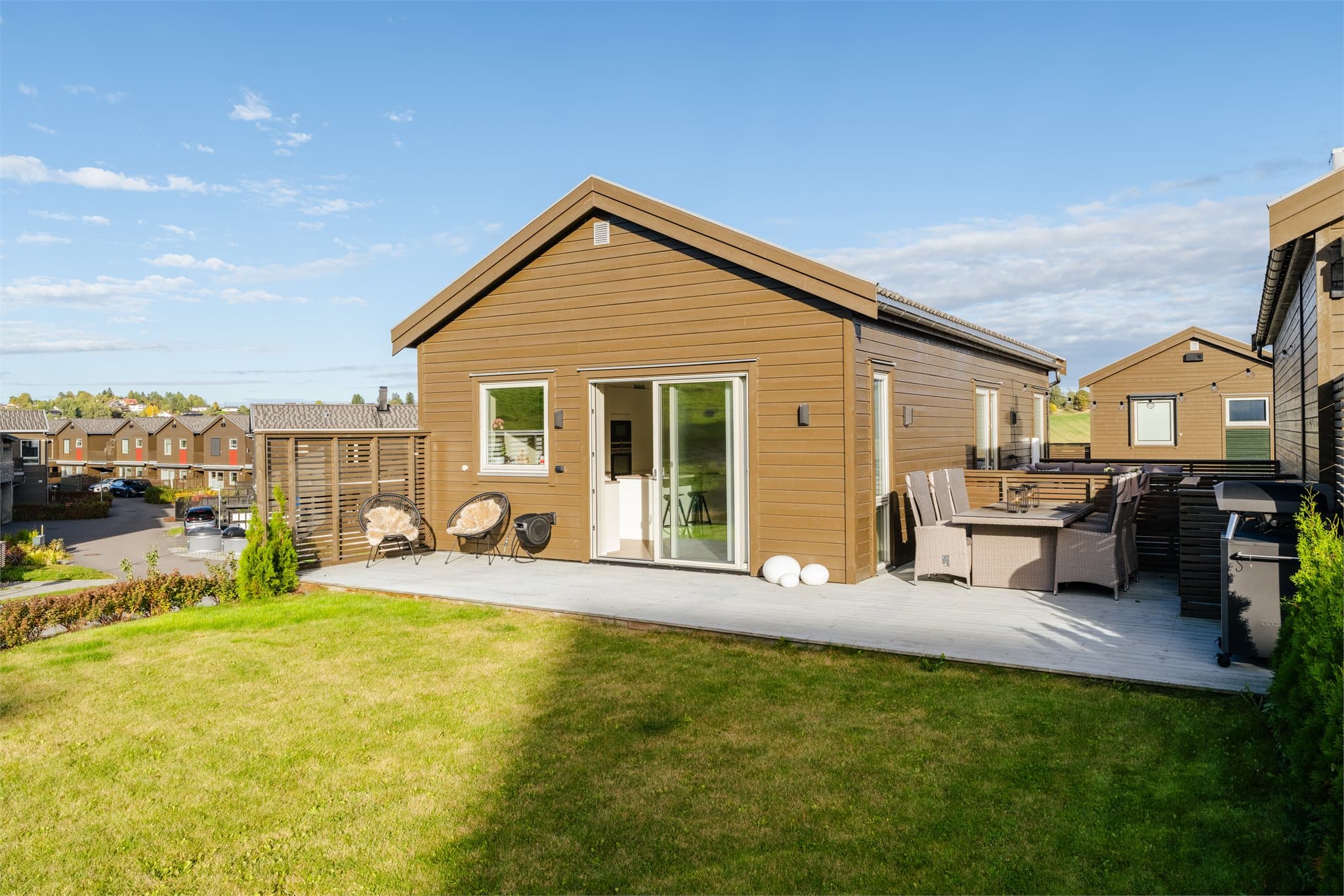 Solen kan nytes på boligens sør- og vestvendte terrasser, som til sammen utgjør ca. 55 m² og byr på rikelig med plass til flere hyggelige uteområder.