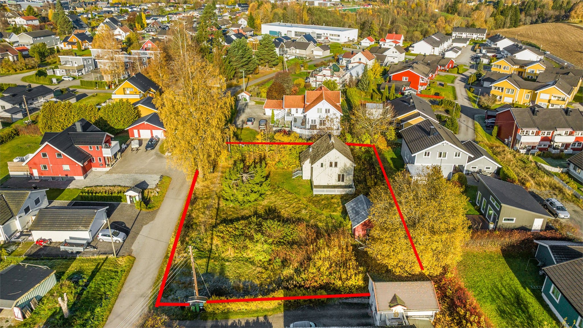 Velkommen til Nedrevegen 15 - enebolig med oppussingsbehov på stor tomt, sentralt på Råholt. Foto: Thor Øyvind Borgersen, FlytendeFilm