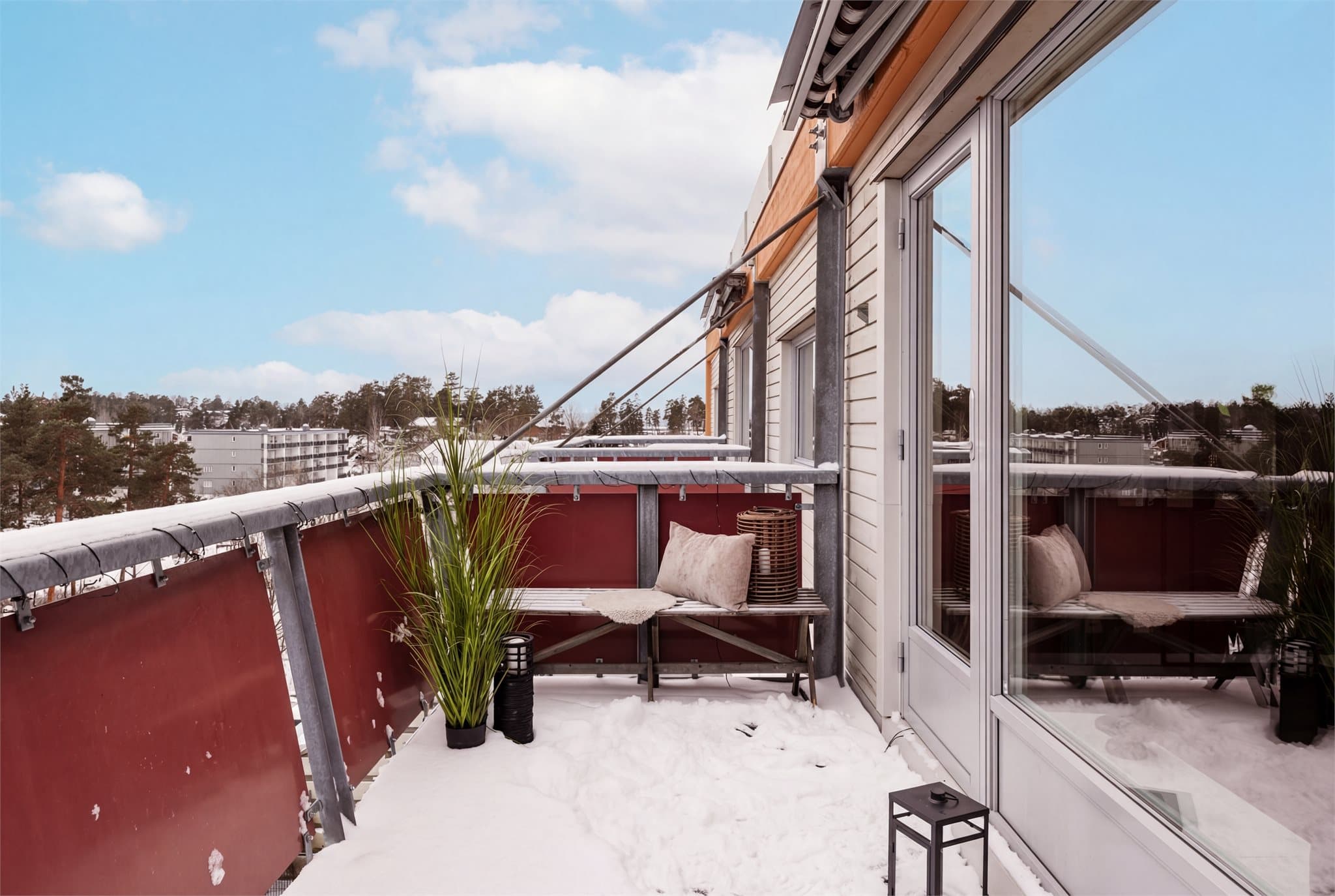 Fra stuen er det utgang til en romslig balkong med plass til en sittegruppe.