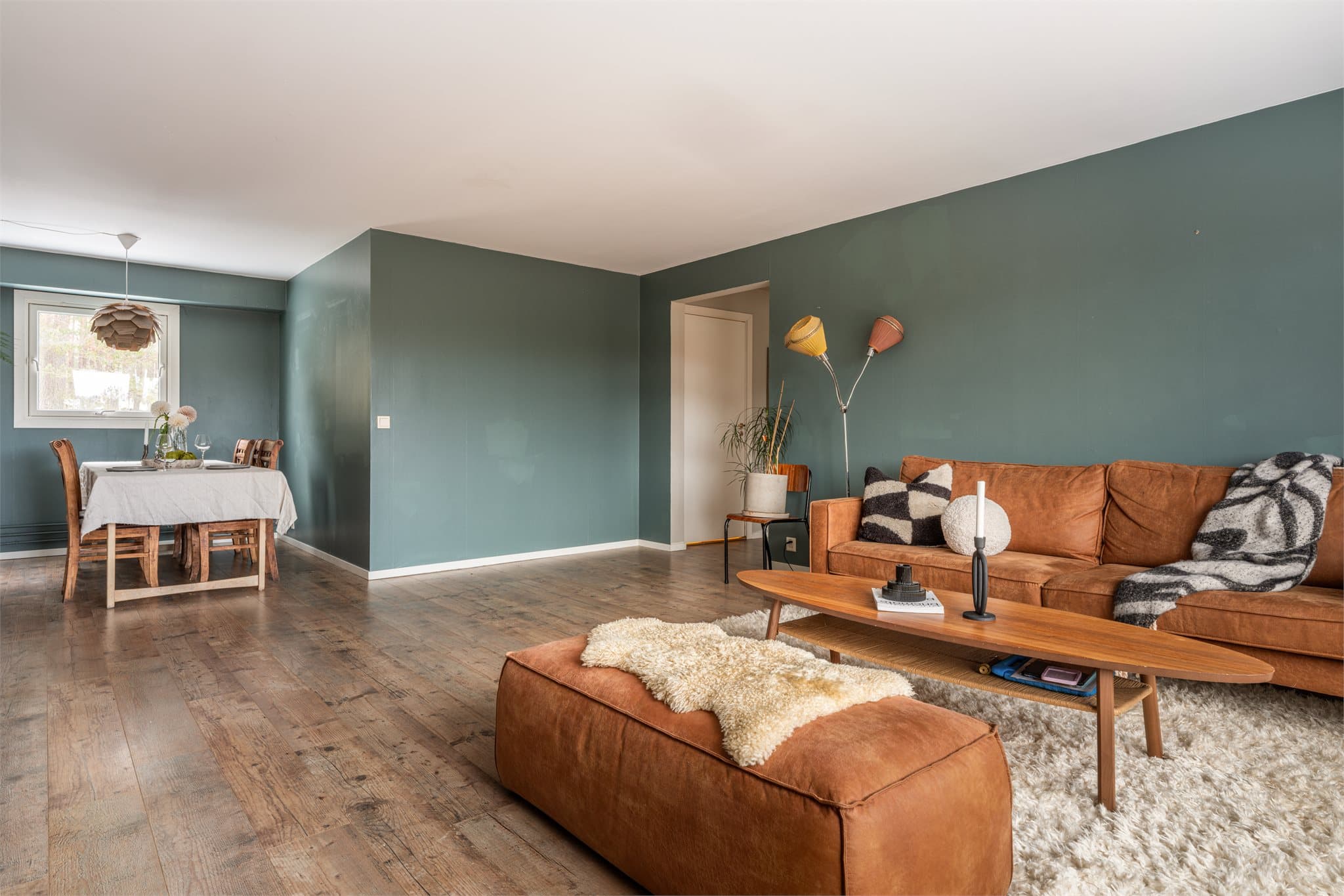 Rommet har en åpen og luftig følelse, med god plass for sosialt samvær.