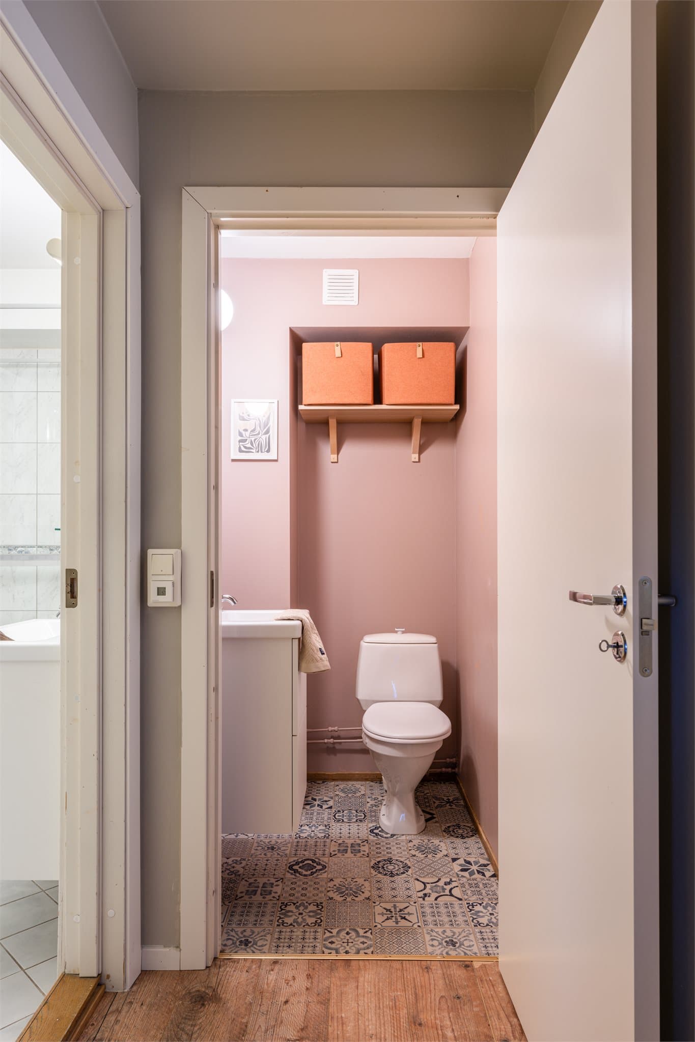 Leiligheten har et separat toalettrom i tilknytning til gangen.