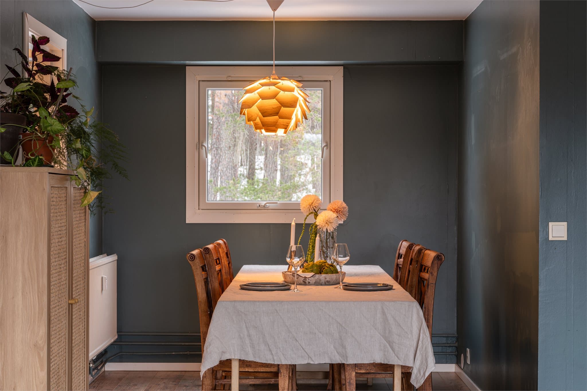 Spisestuedelen har plass til et stort spisebord for hyggelige middager.