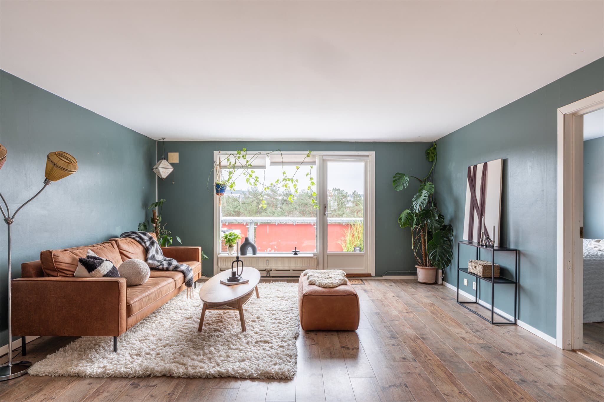 Store vindusflater og dør til balkongen gir godt med naturlig lys.