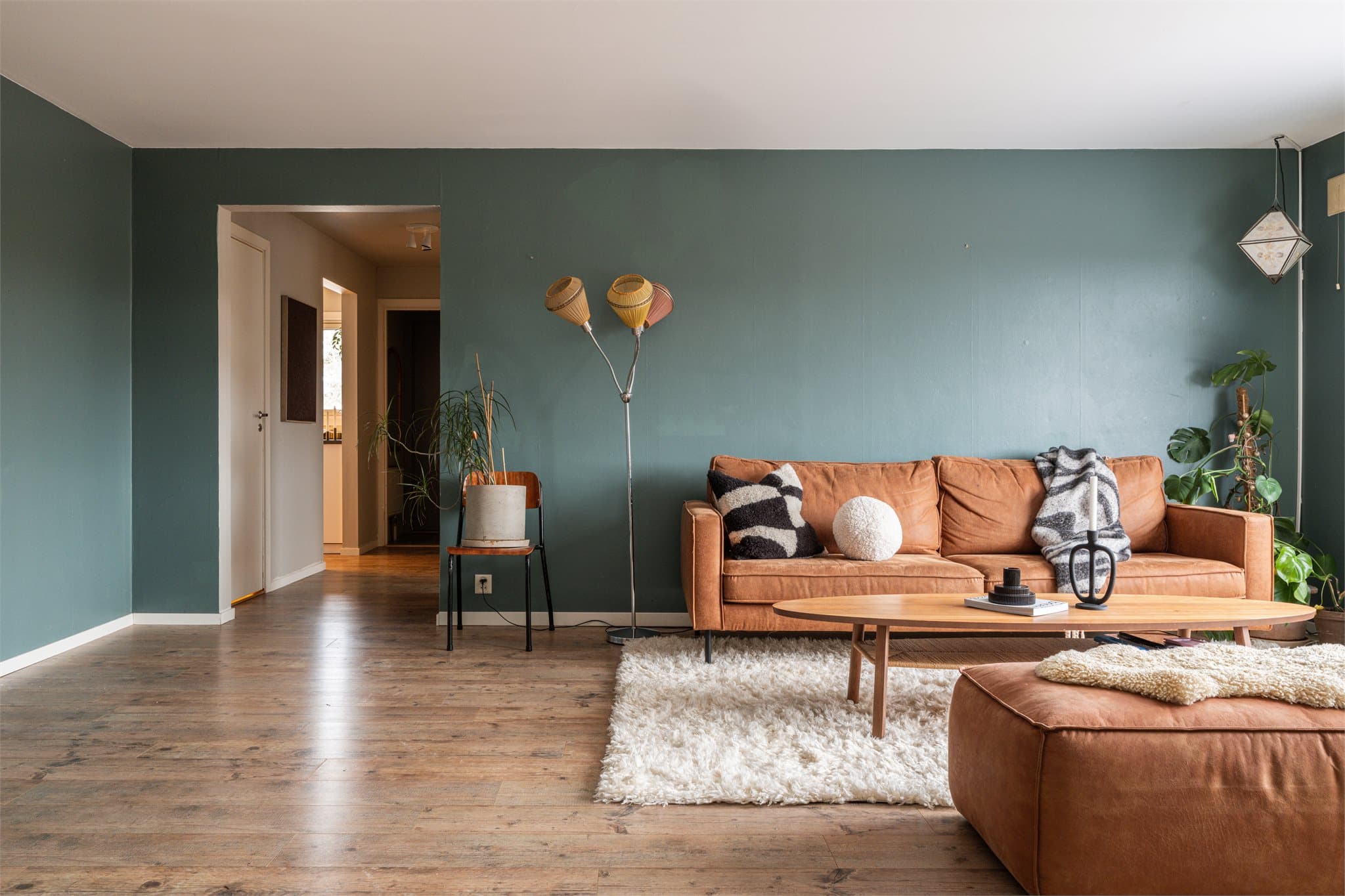 Gjennomgående laminatgulv binder rommene sammen på en helhetlig måte.