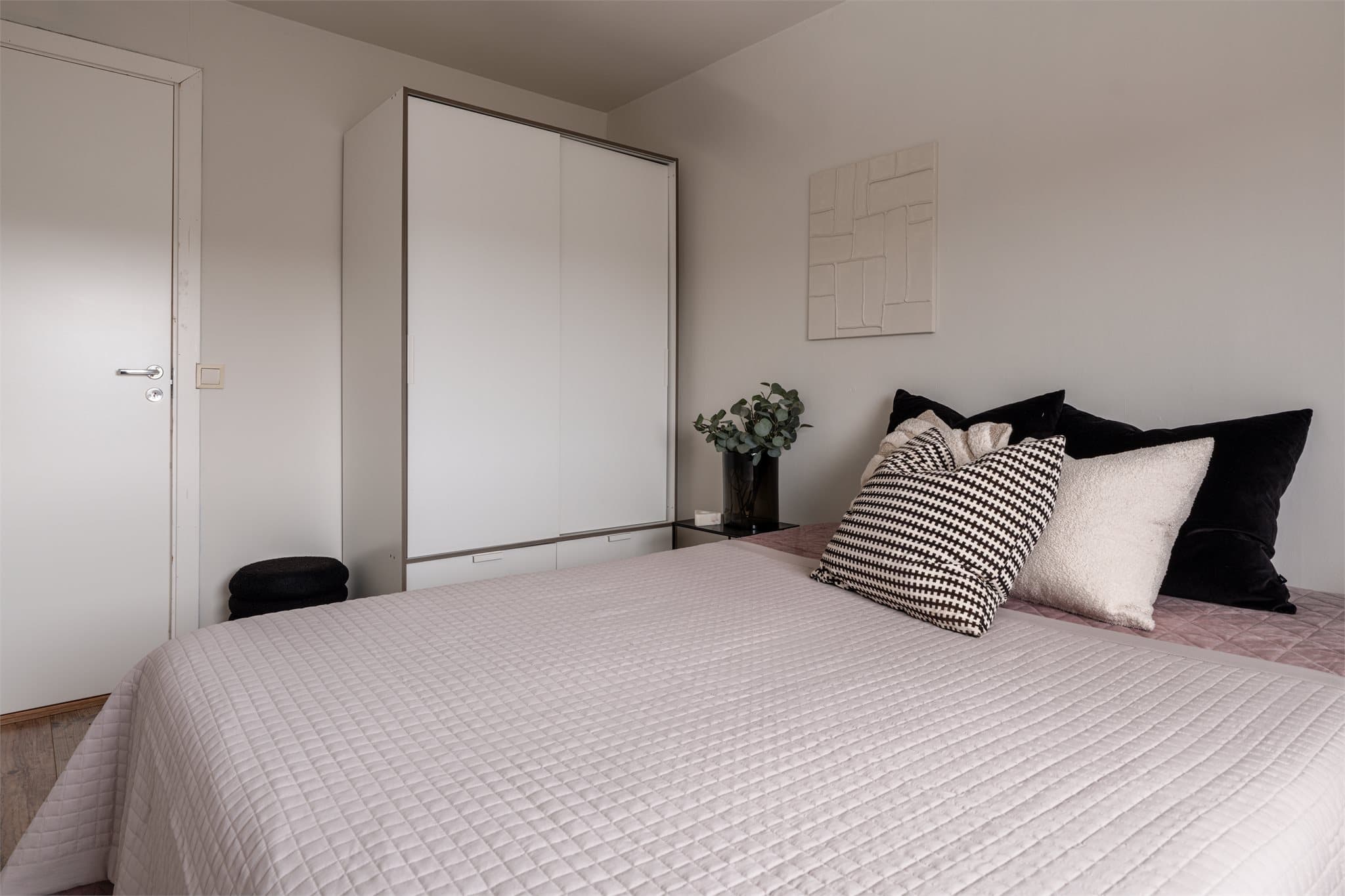 Det er god plass til garderobeløsning for oppbevaring.