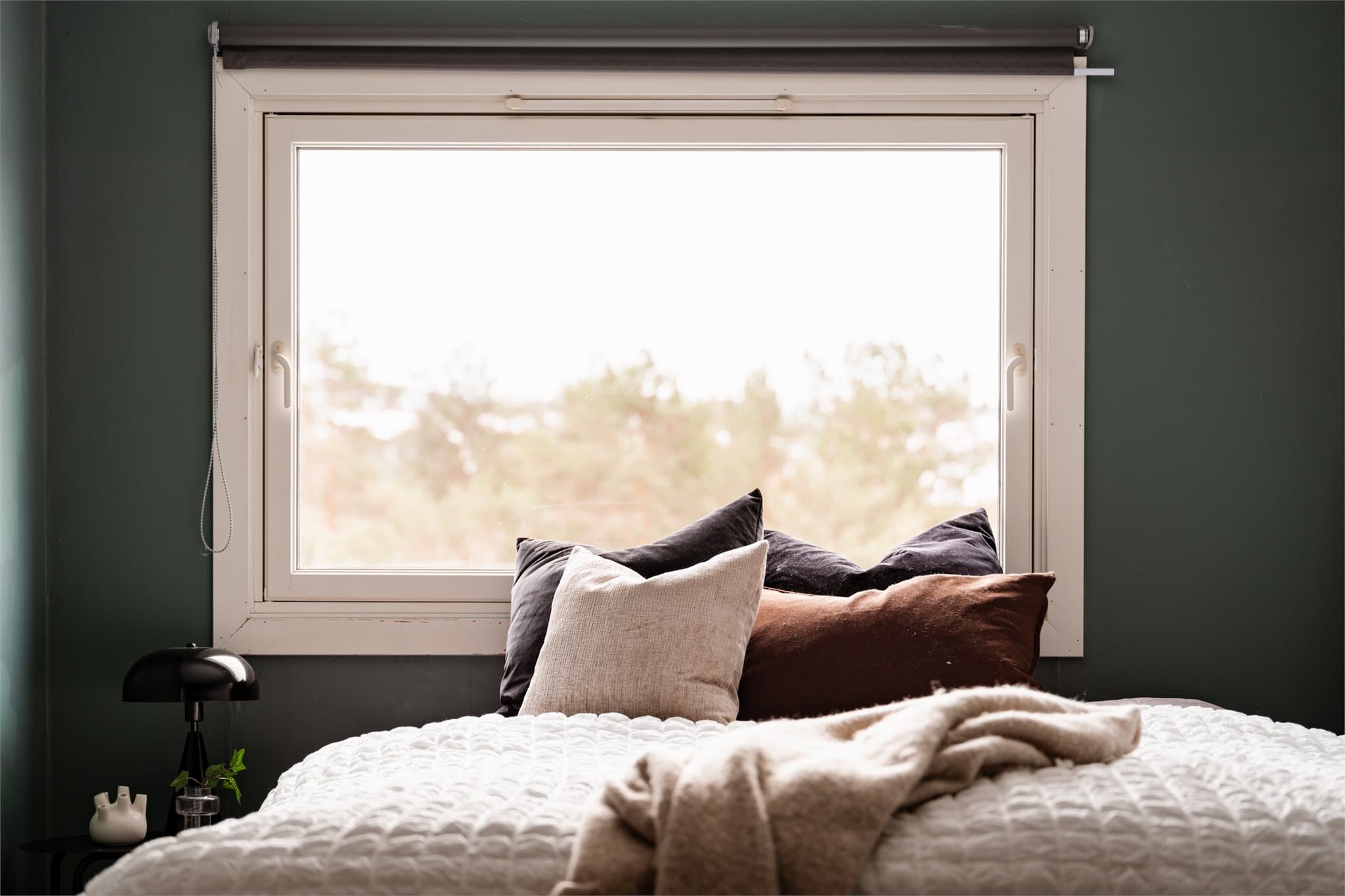 Vinduet vender ut mot rolige omgivelser.