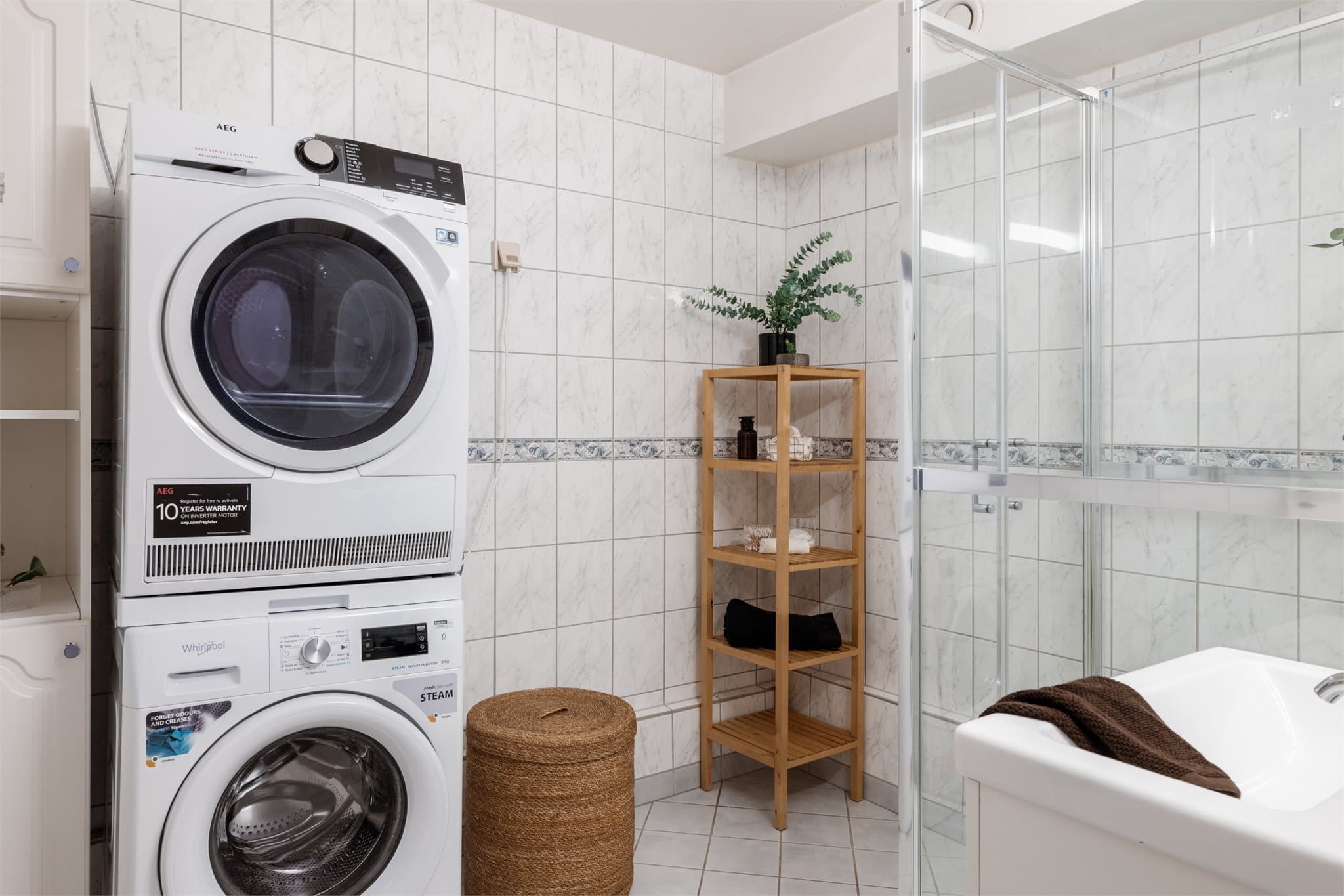 Det er opplegg for vaskemaskin og tørketrommel på badet.