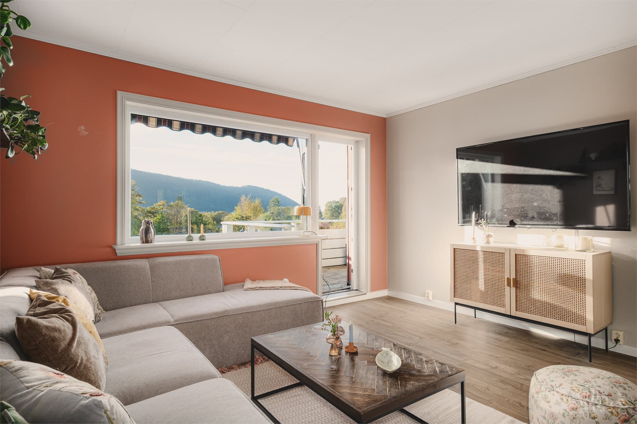 - Boligen har et BRA-i på 82 m² og inneholder entré/gang/trapperom, stue, kjøkken, 2 soverom, bad og loftsrom -