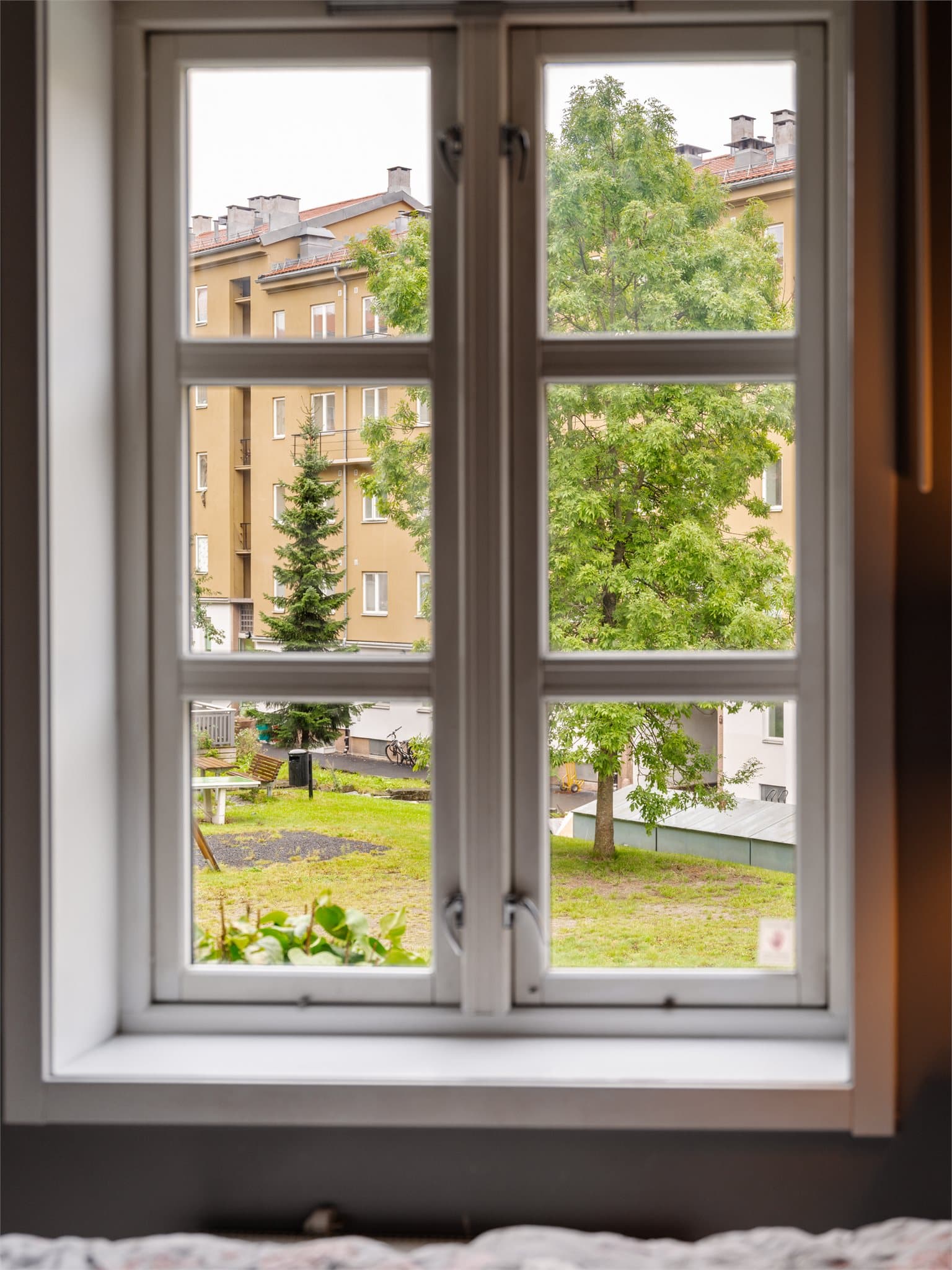 Utsyn fra soverommet mot sameiets felles bakgård.