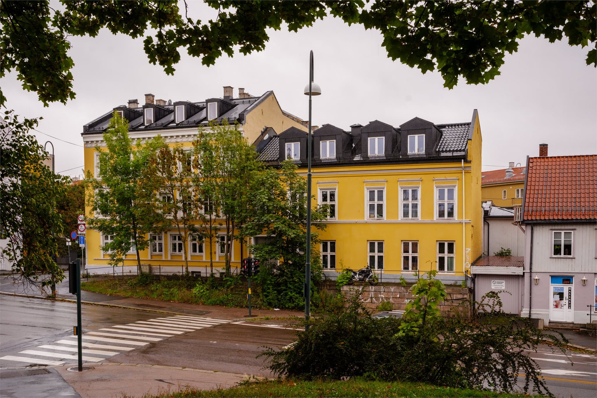 Boligen har en sentral og attraktiv beliggenhet i hjertet av Gamlebyen, et område kjent for sin rike historie, særegne atmosfære og nærhet til både grønne omgivelser og moderne byliv.