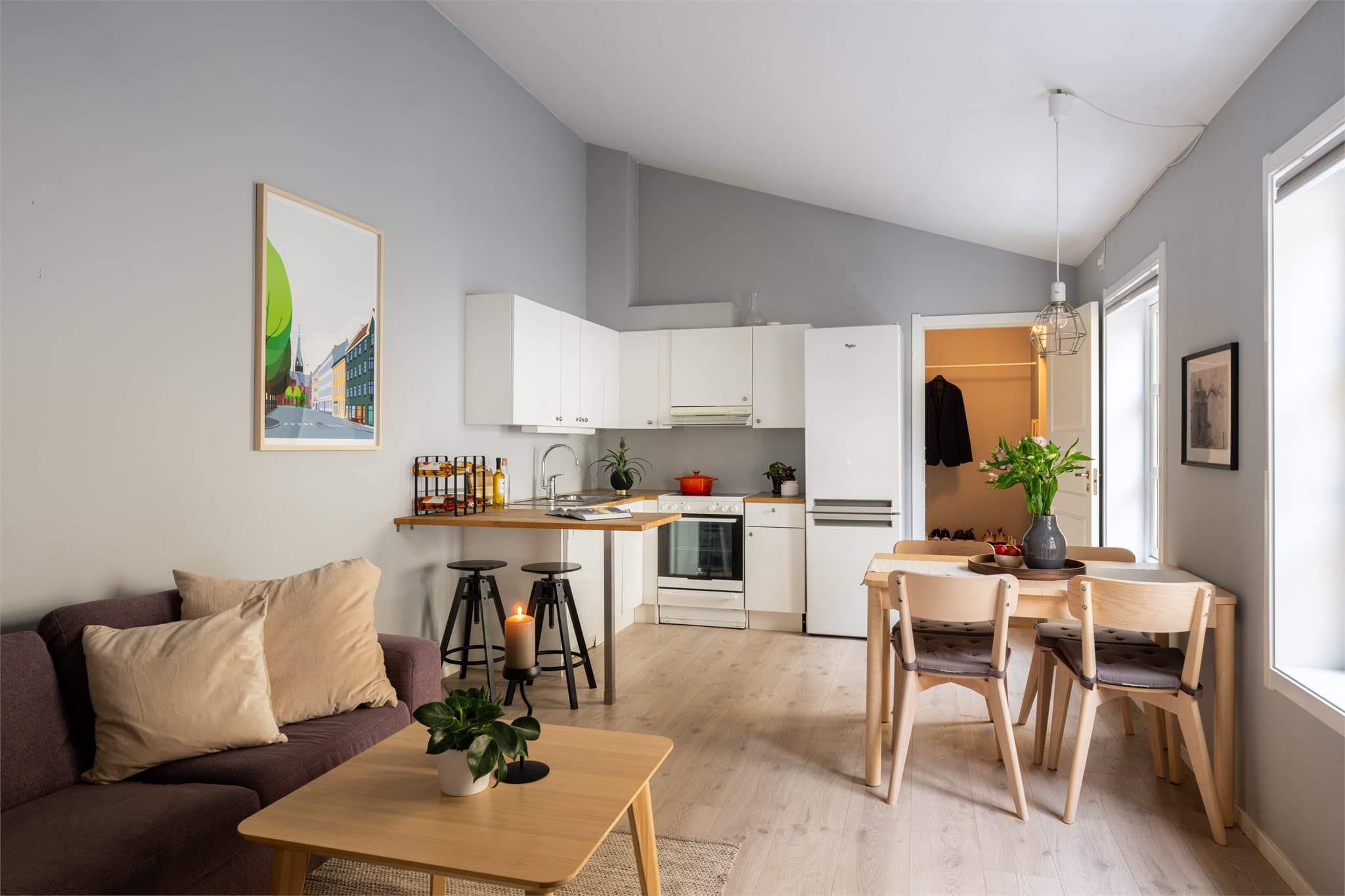 En sjarmerende og unik 2-roms med rekkehusfølelse, egen inngang og en skjermet beliggenhet i et rolig gårdsrom.