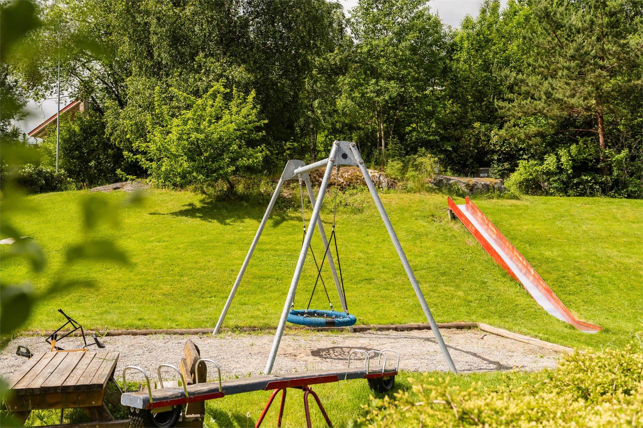 Det er lekeapparater og sittebenker til felles anvendelse i nabolaget.