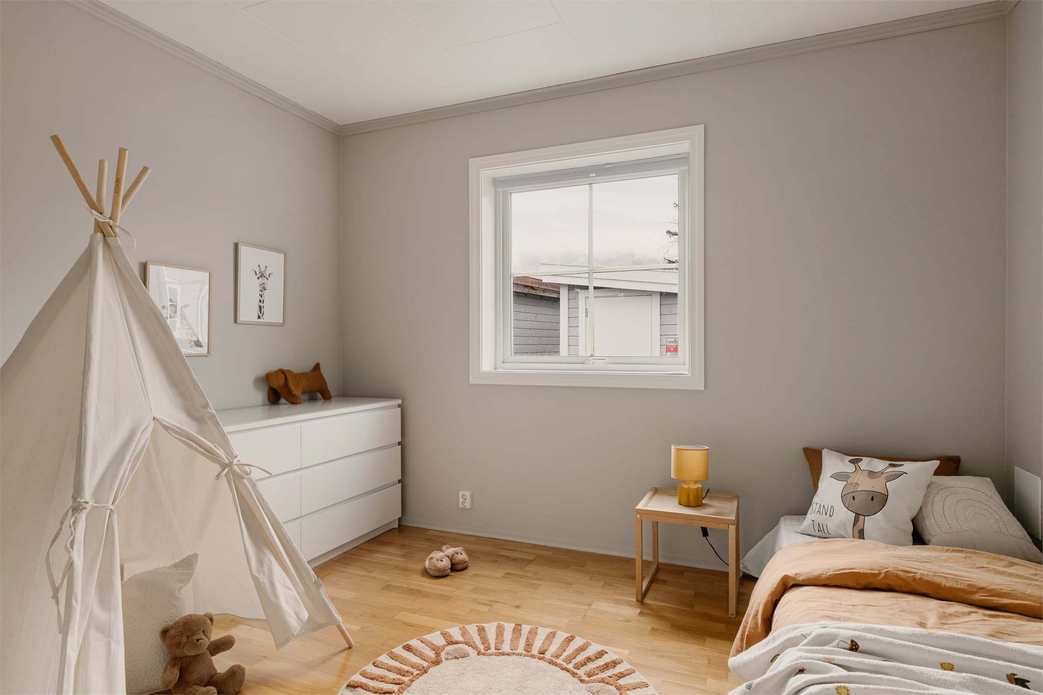 - Soverom 2 er også av god størrelse og måler 9,1 m² -