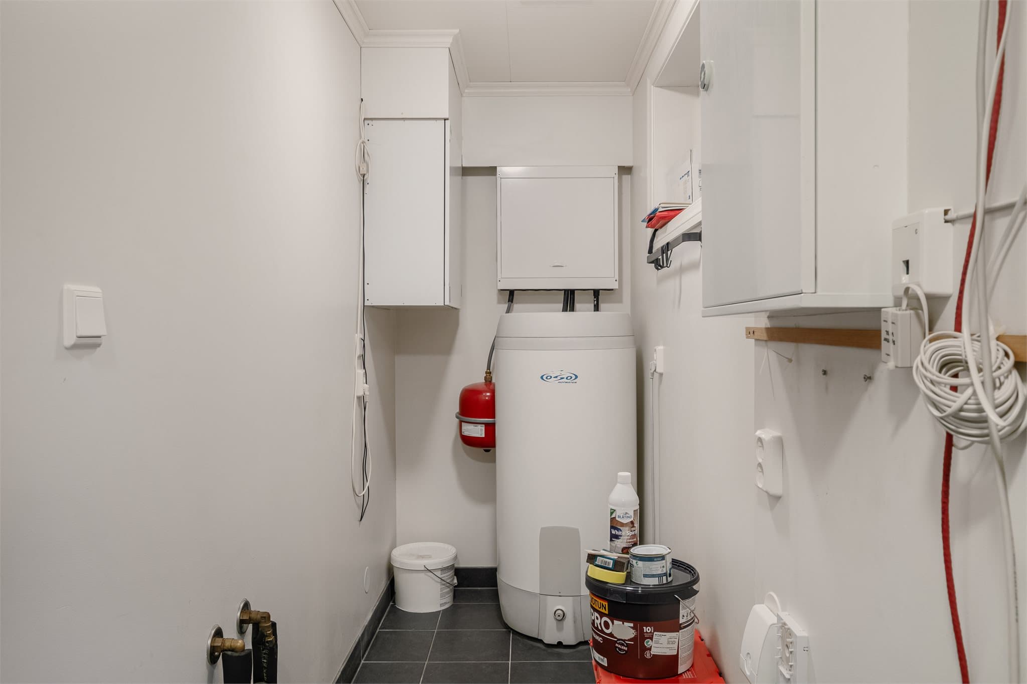 - Gode lagringsmuligheter i innvendig bod som måler 3,1 m² + 2 eksterne boder -