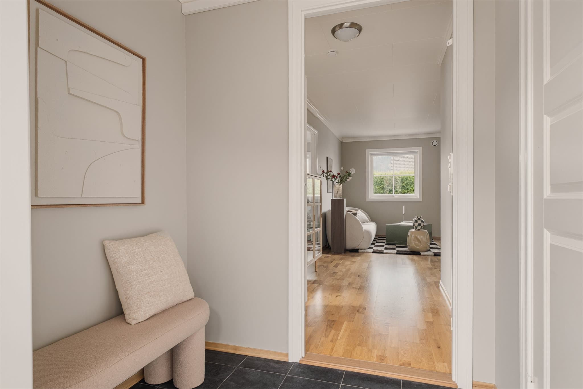 - Du blir ønsket velkommen hjem til en lys og trivelig entré som måler 2,6 m² -