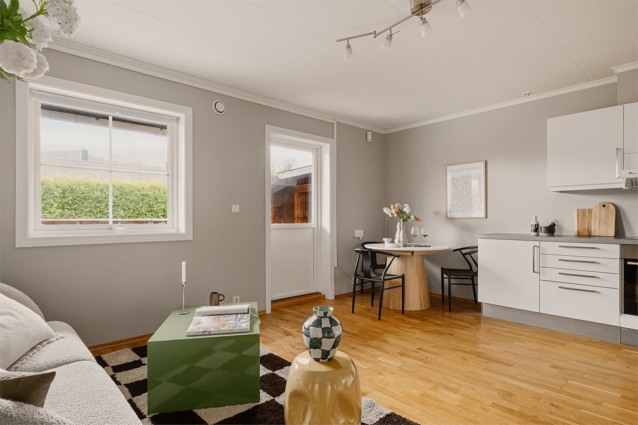 - Byggeår er 2010 og boligen holder derfor en gjennomgående god standard -