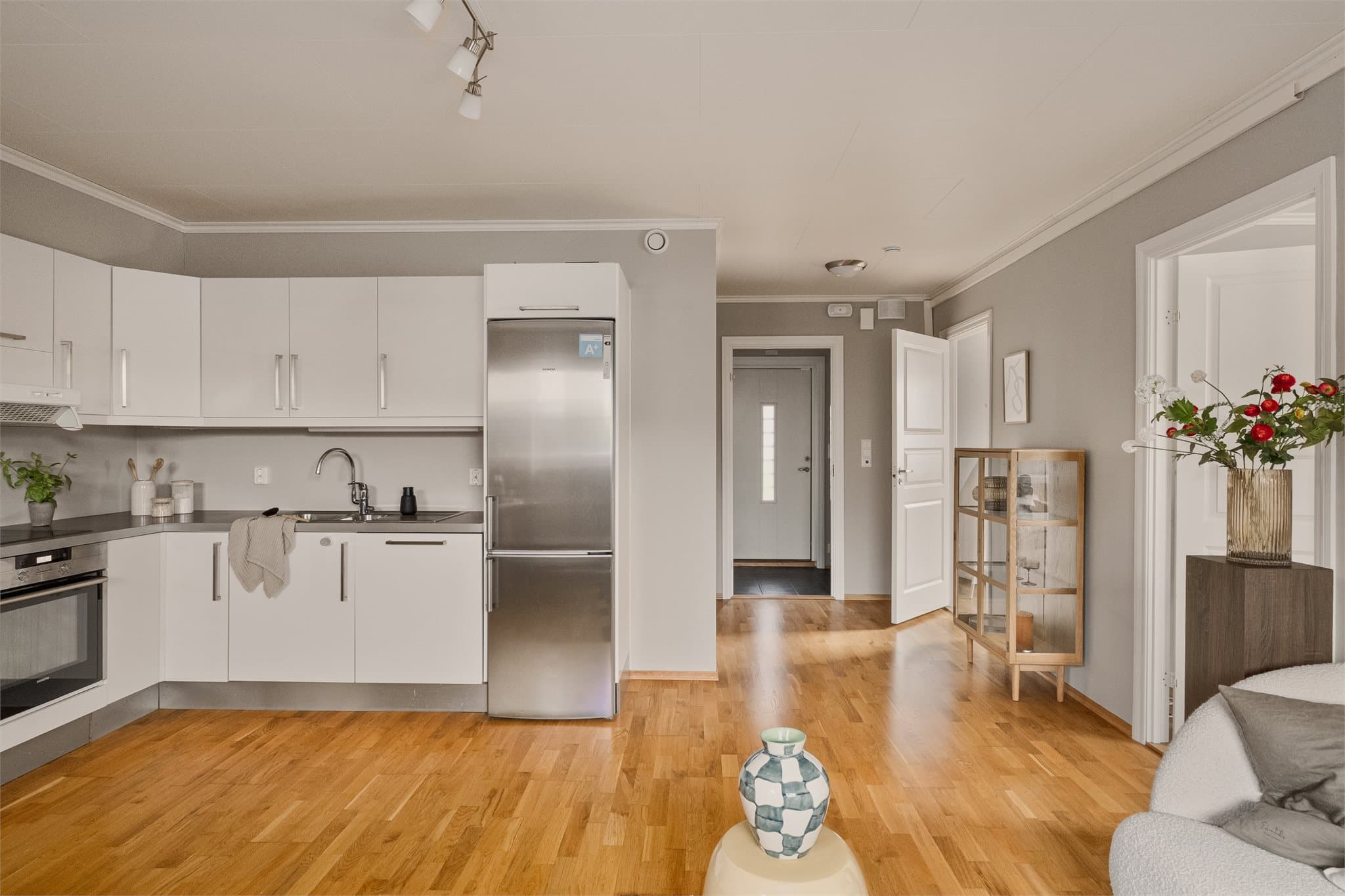 - Som ny eier får du gleden av integrert induksjonsplatetopp, stekeovn og oppvaskmaskin -