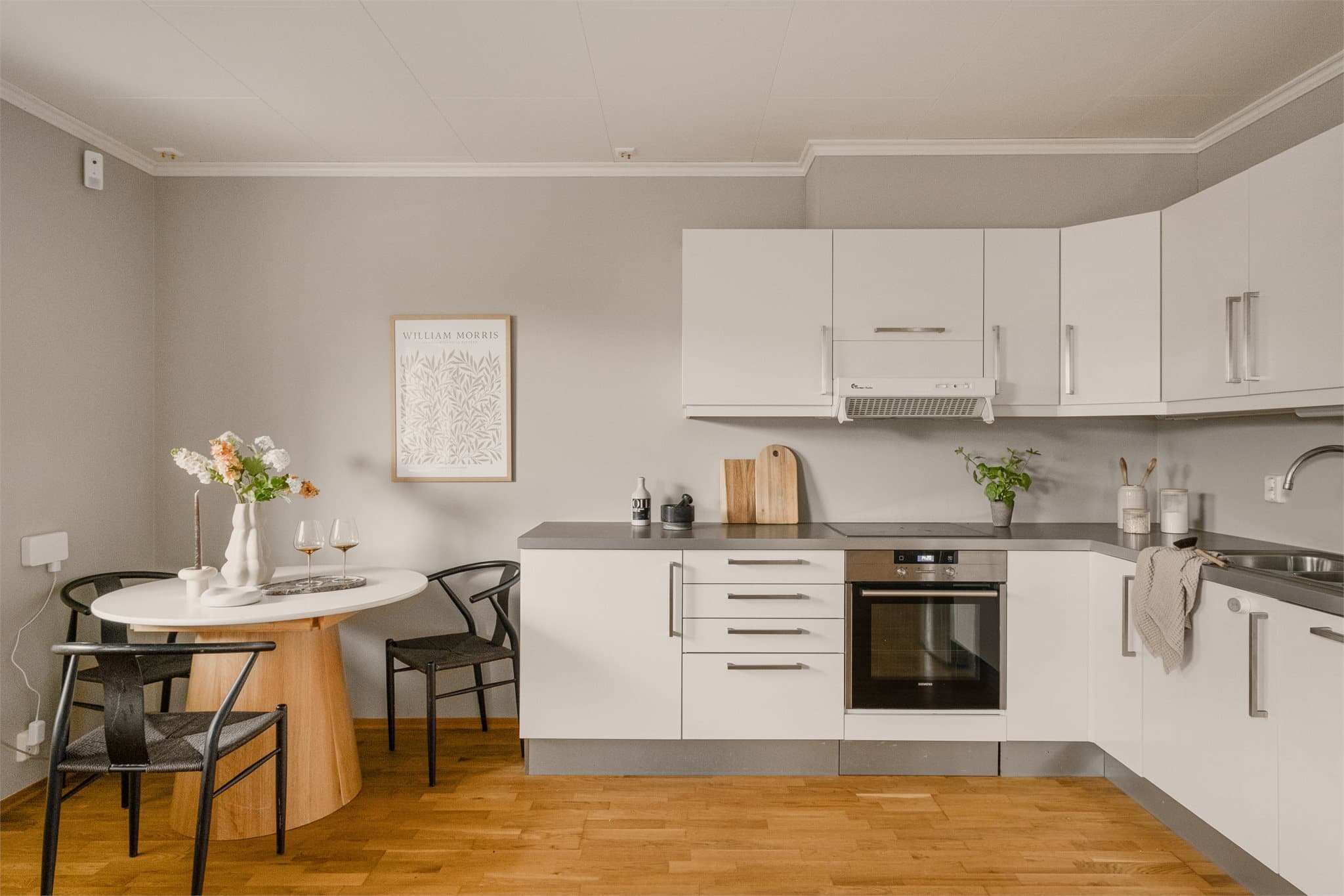 - Den åpne stue- og kjøkkenløsningen måler 25,9 m² -