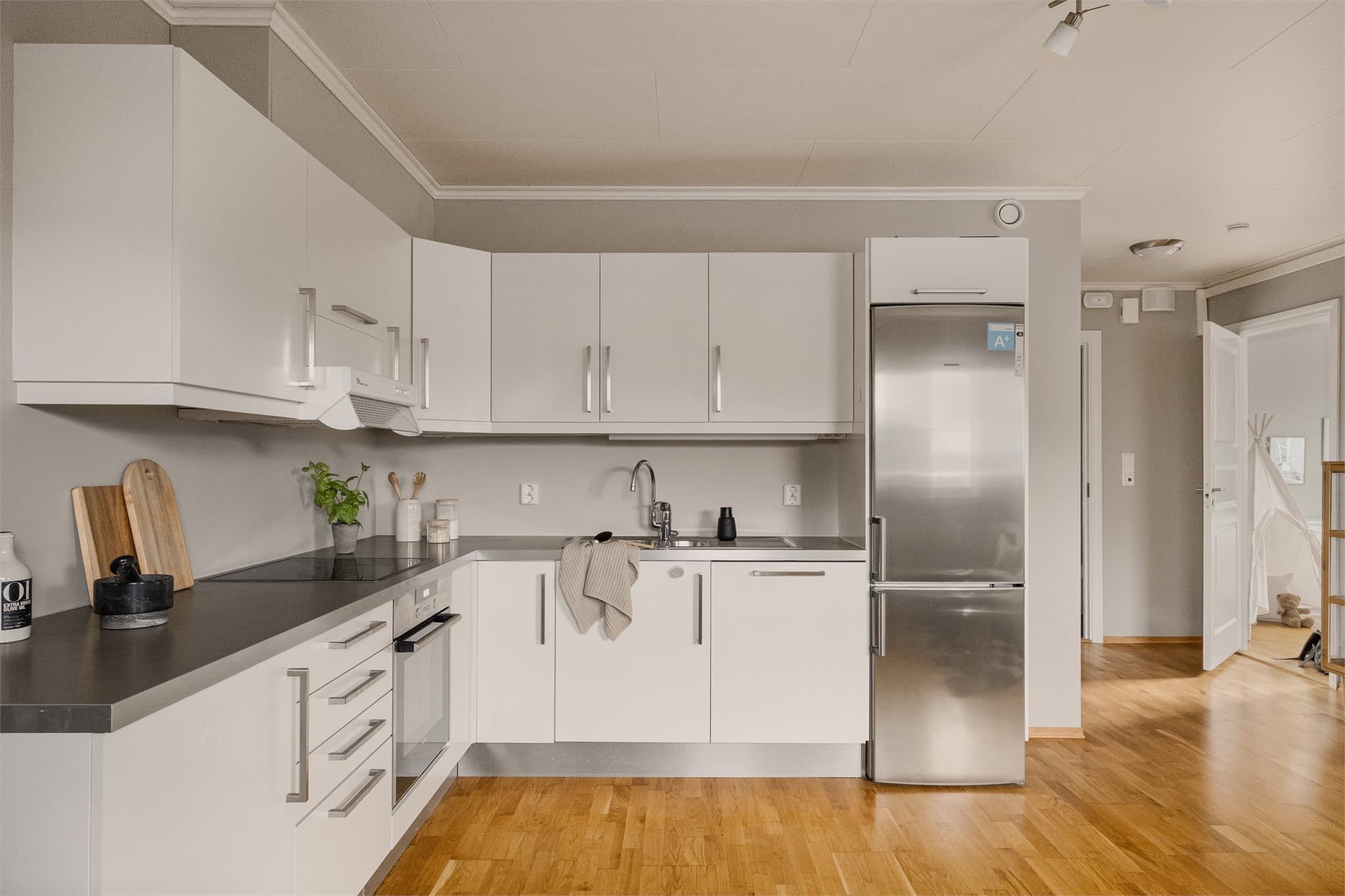 - Tidløs kjøkkeninnredning med slette fronter og benkeplate i laminat -