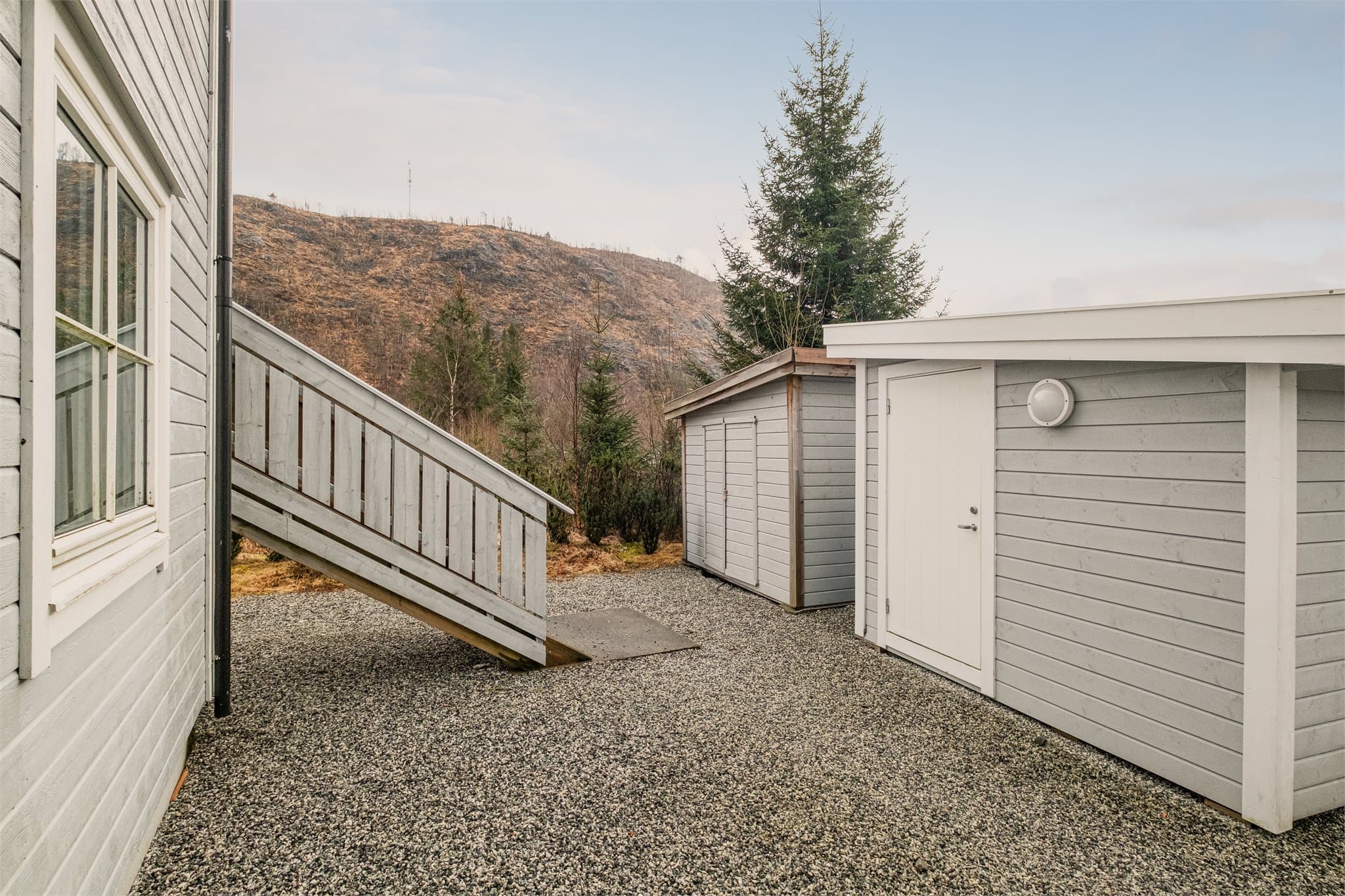 - Sameiet består av 12 seksjoner delt på tre hus. Brøyting, husforsikring og vedlikehold av felles eiendom er inkludert i de månedlige felleskostnadene -