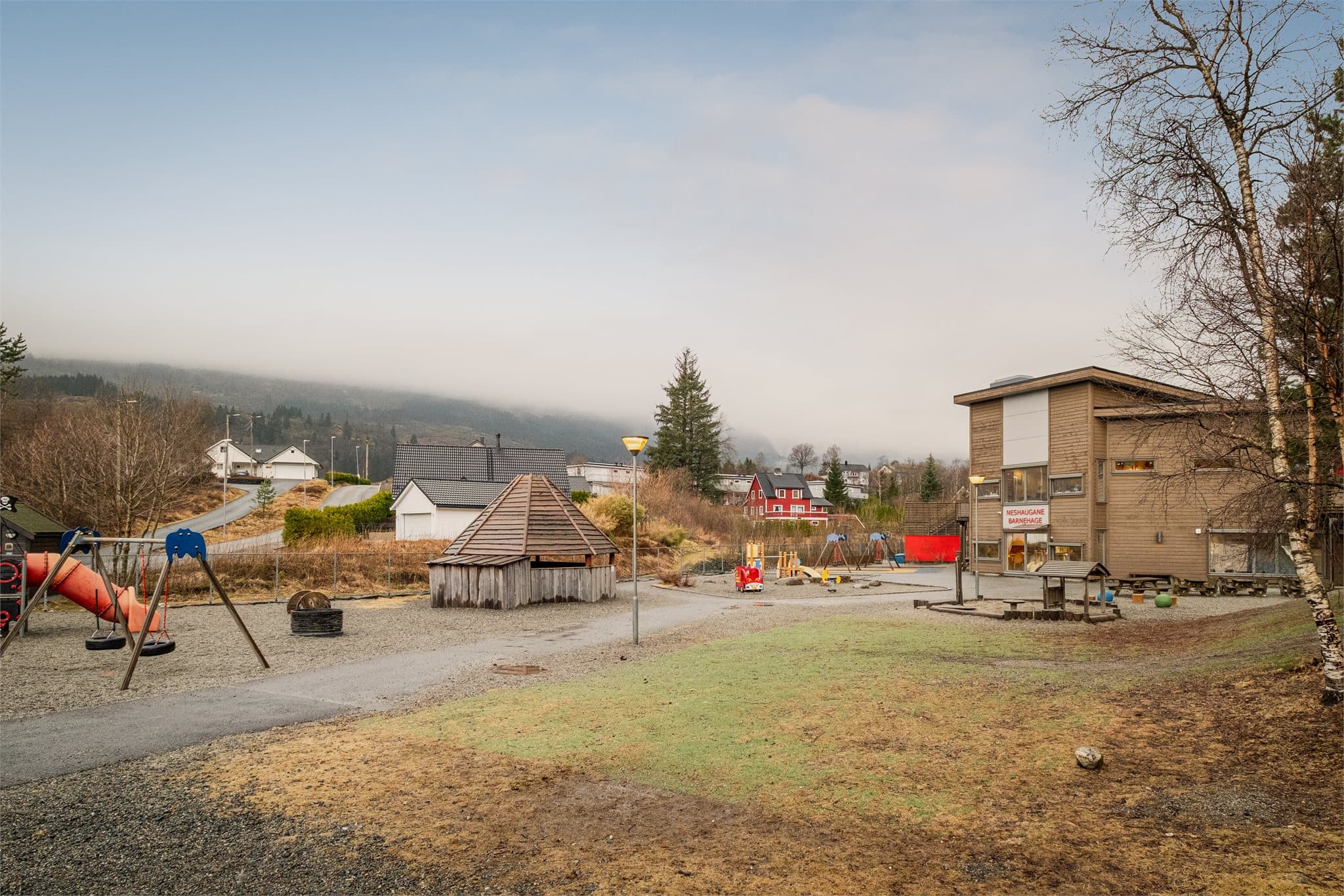 -Her bosetter du deg i et trygt og barnevennlig område med kort gangavstand til Neshaugane barnehage og Lone skule -