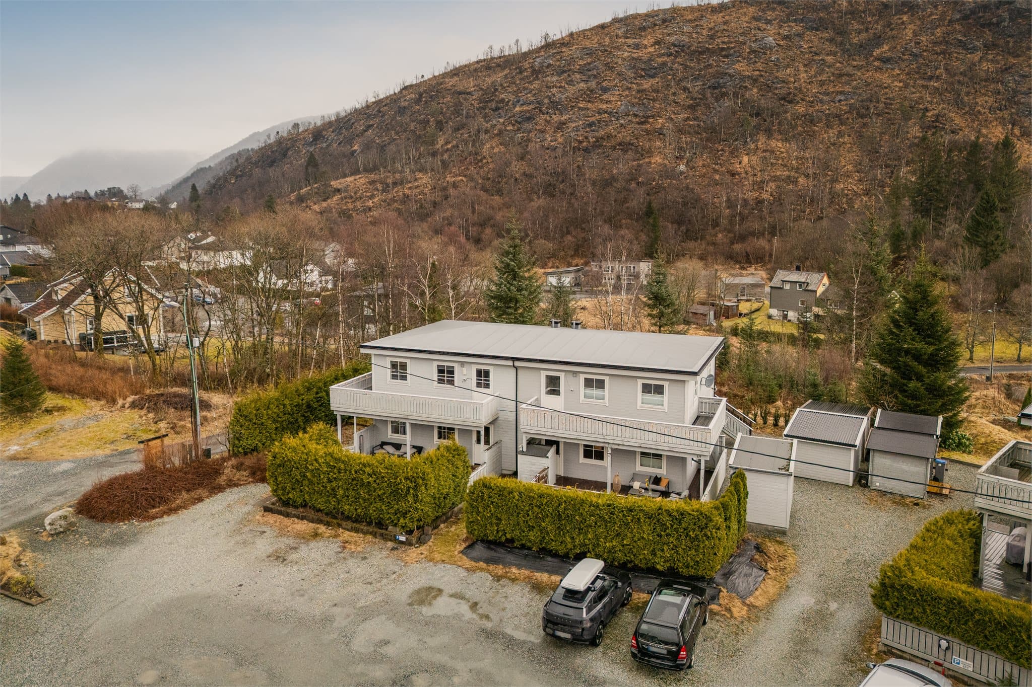 - Nærmeste busstopp ligger ca. 5 min gange fra boligen. 9 min kjøring til Arna Terminal. Fra Arna Terminal går det tog til Bergen og Voss jevnlig -