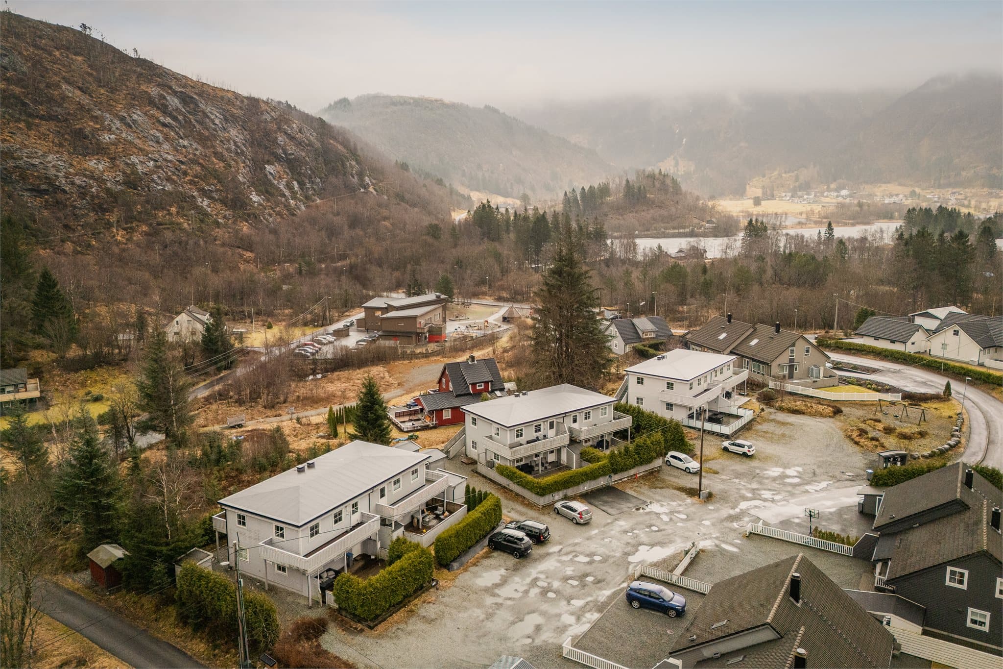 - Det er fine turmuligheter i området rundt boligen som Skåldalsnipa, rundtur rundt Lonevannet og Ådlandsbua -