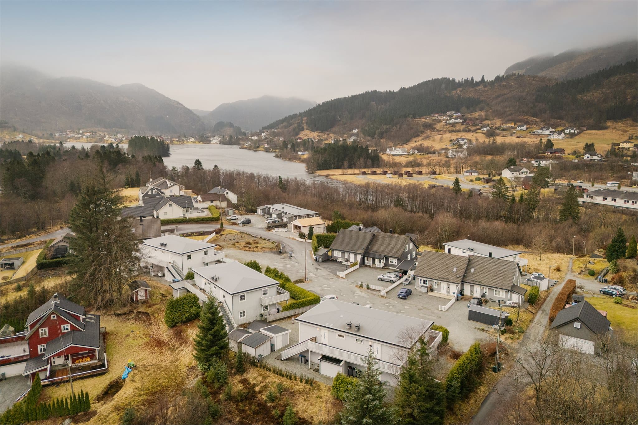 - Ca. 9 min med bil til Øyrane Torg med et godt utvalg av butikker og spisesteder. Til Nesttun sentrum bruker du ca. 15 min med bil -