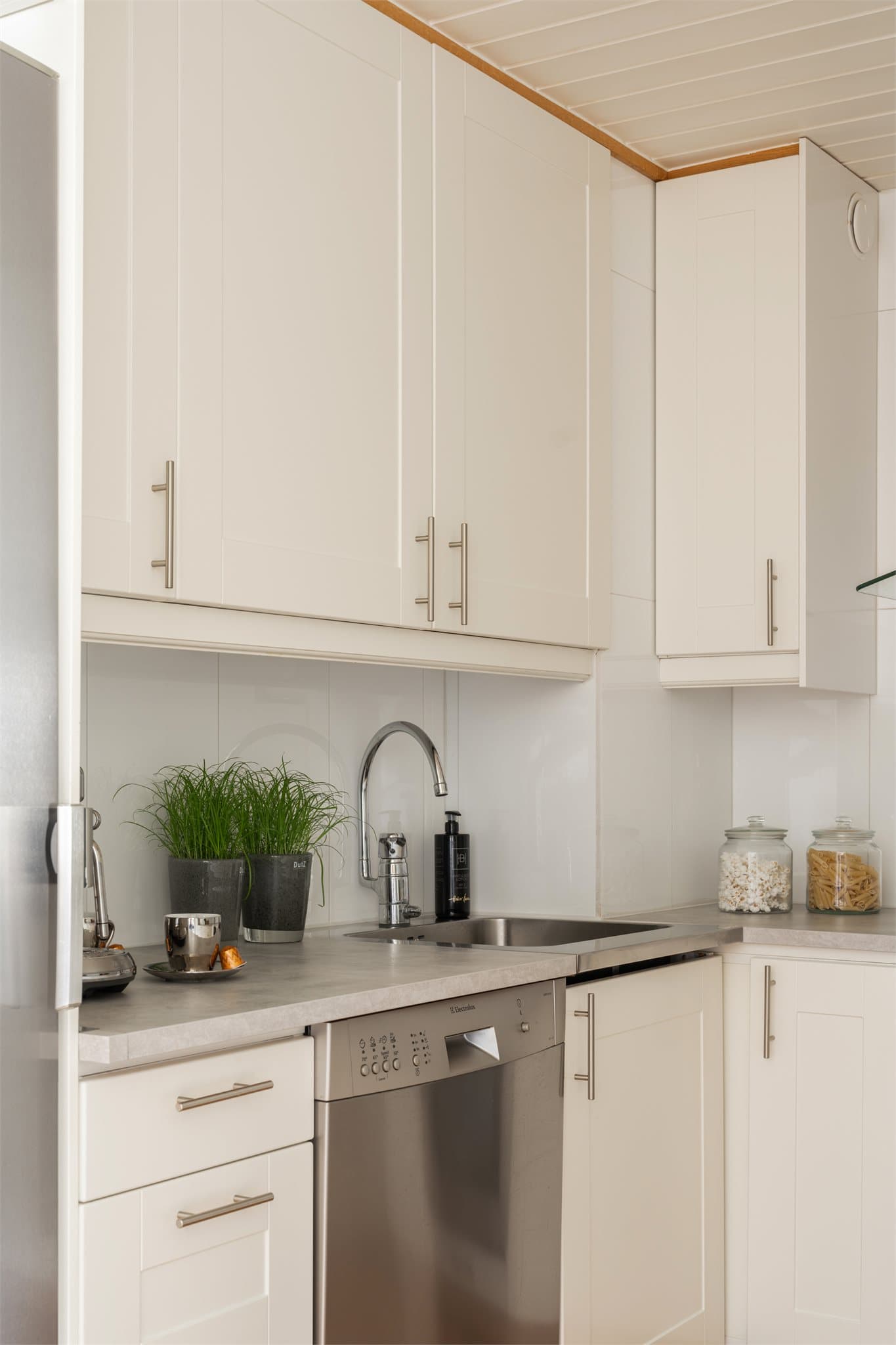 Her finner du integrert stekeovn og platetopp fra 2020, frittstående oppvaskmaskin, kjøleskap og fryser.