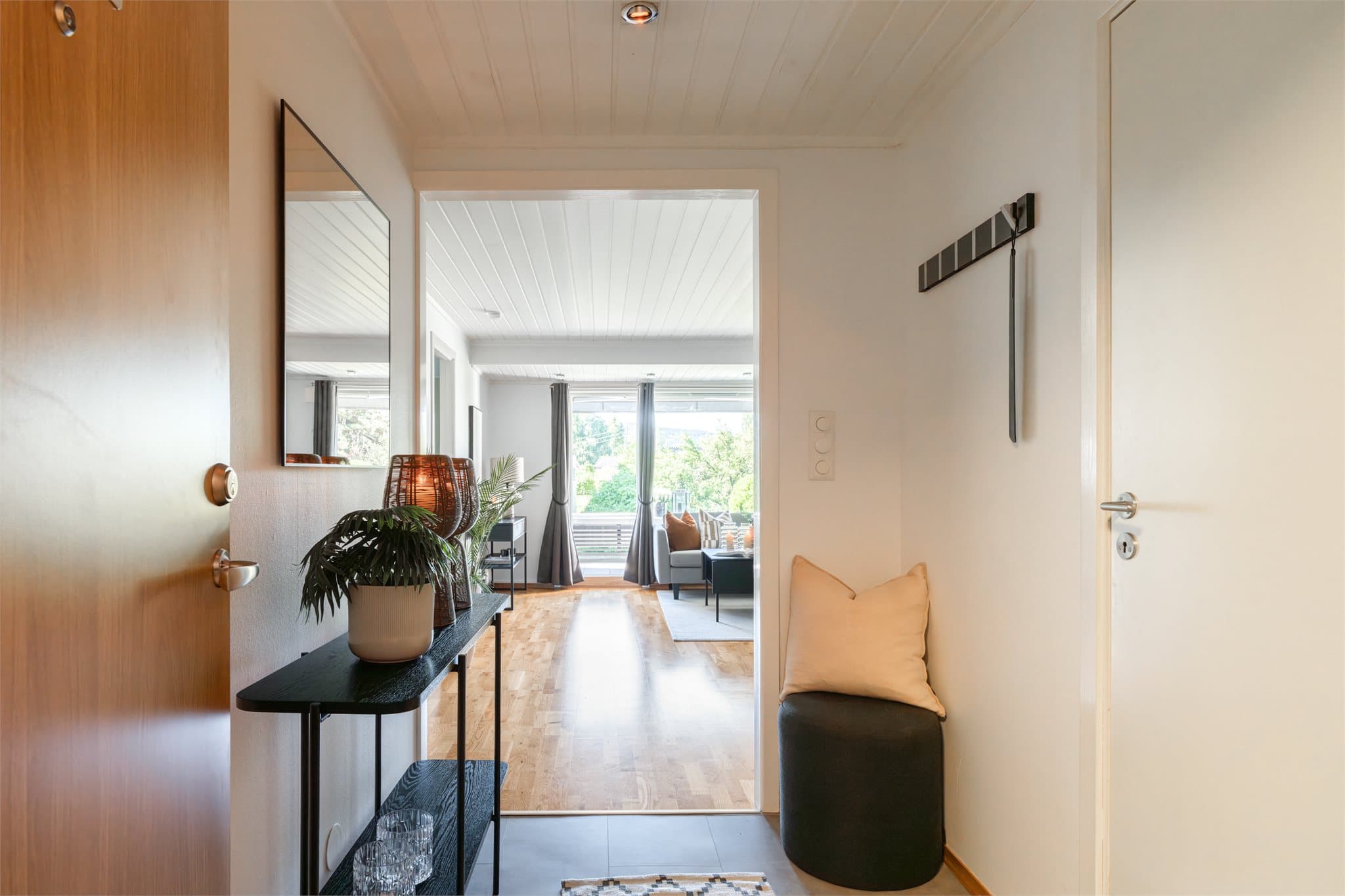Leiligheten har en lys og innbydende entré med praktisk gulv i vinylfliser og varmekabler.