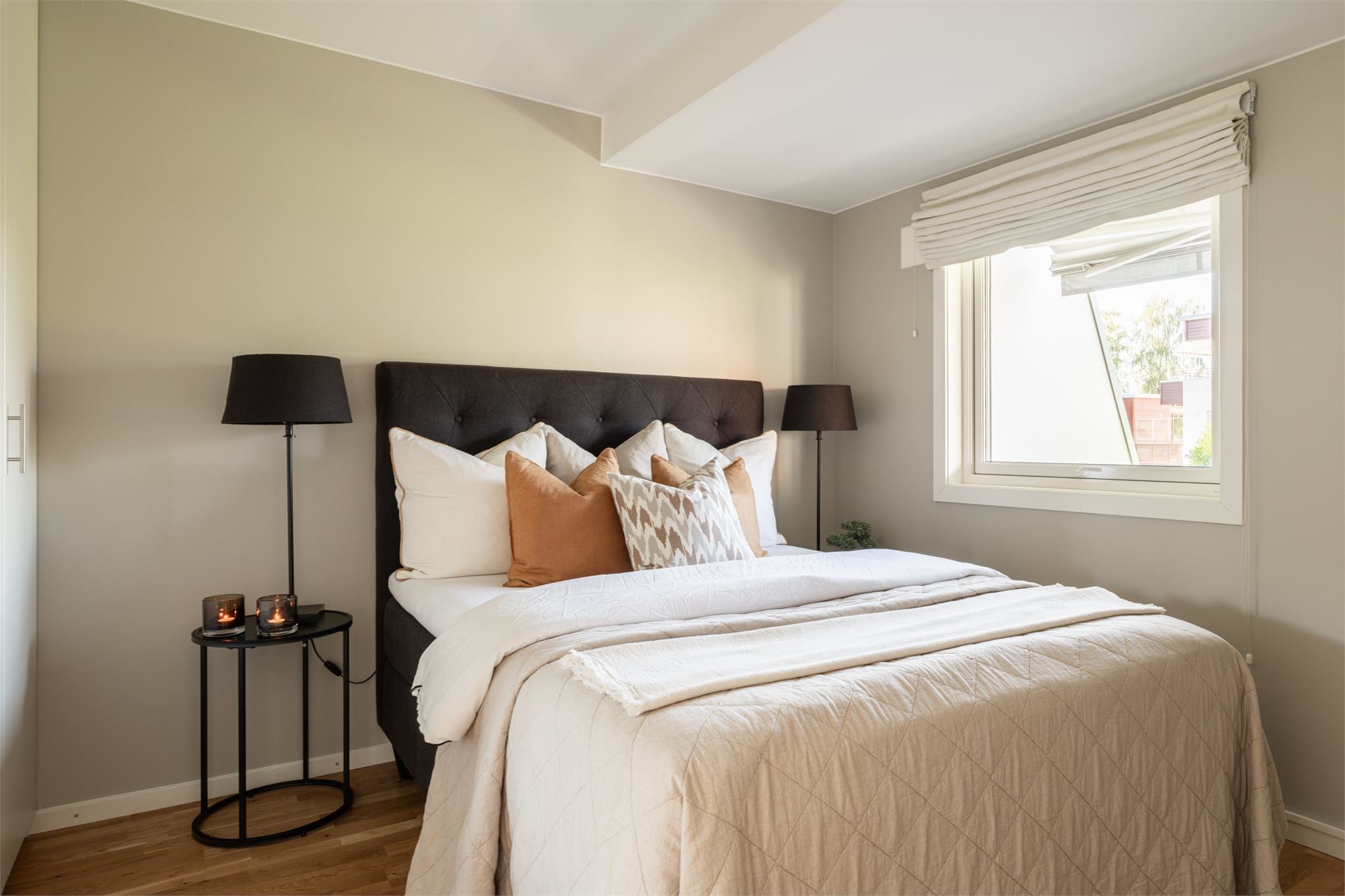 Soverommet er av god størrelse og har plass til dobbeltseng med nattbord på begge sider.