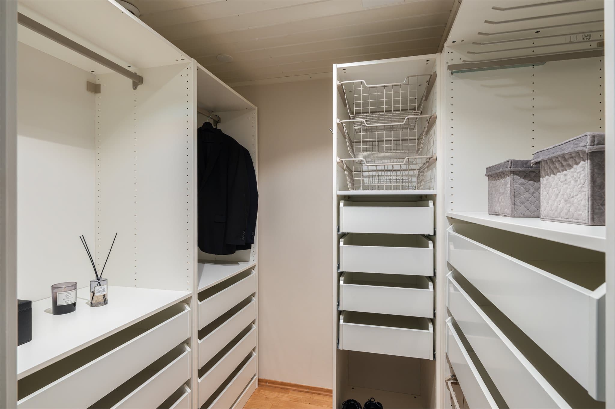 Fra gangen har du direkte adkomst til en romslig walk-in-garderobe/innvendig bod. Per i dag er rommet innredet som et garderoberom med skuffer, kurver og hyller.