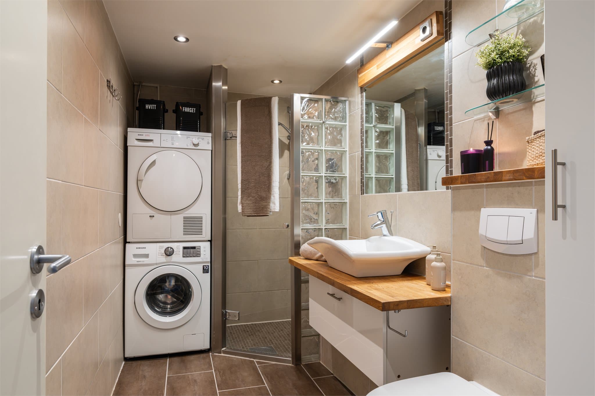 Badet ble oppgradert i 2007 og har har fliser på vegger og gulv. Det er varmekabler i gulvet.